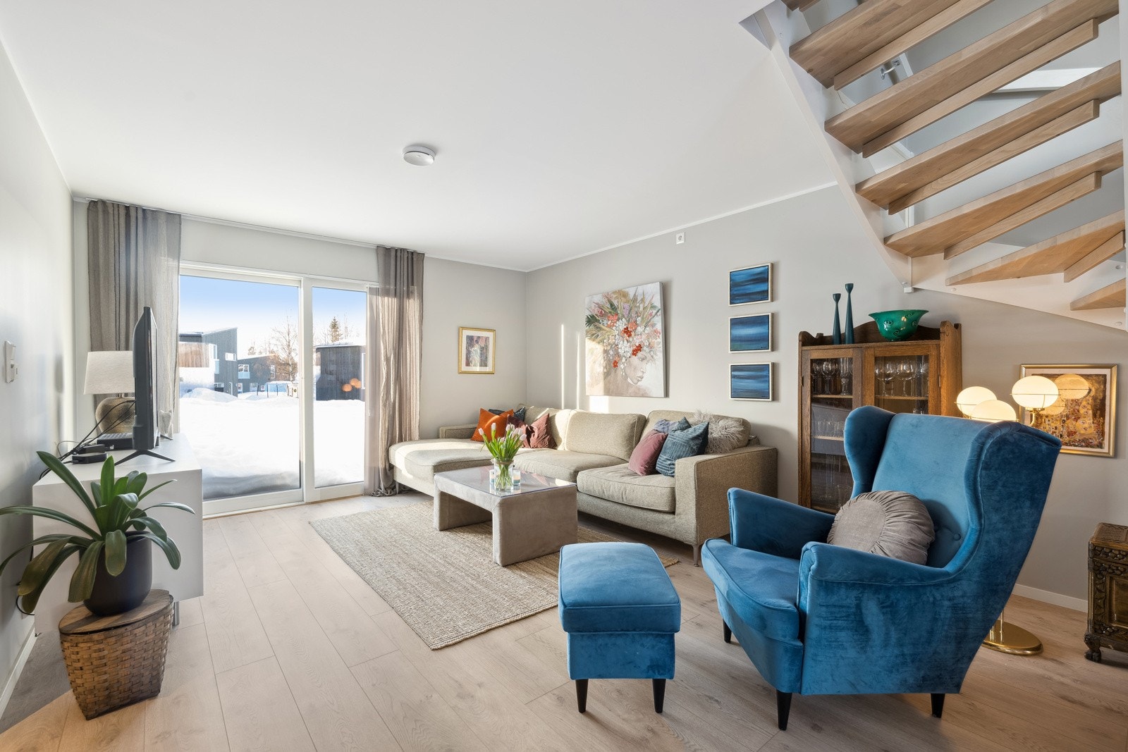 Det er skyvedør i glass ut til en herlig uteplass som blir en naturlig utvidelse av innearealet på varme, solrike dager. Galleribilde