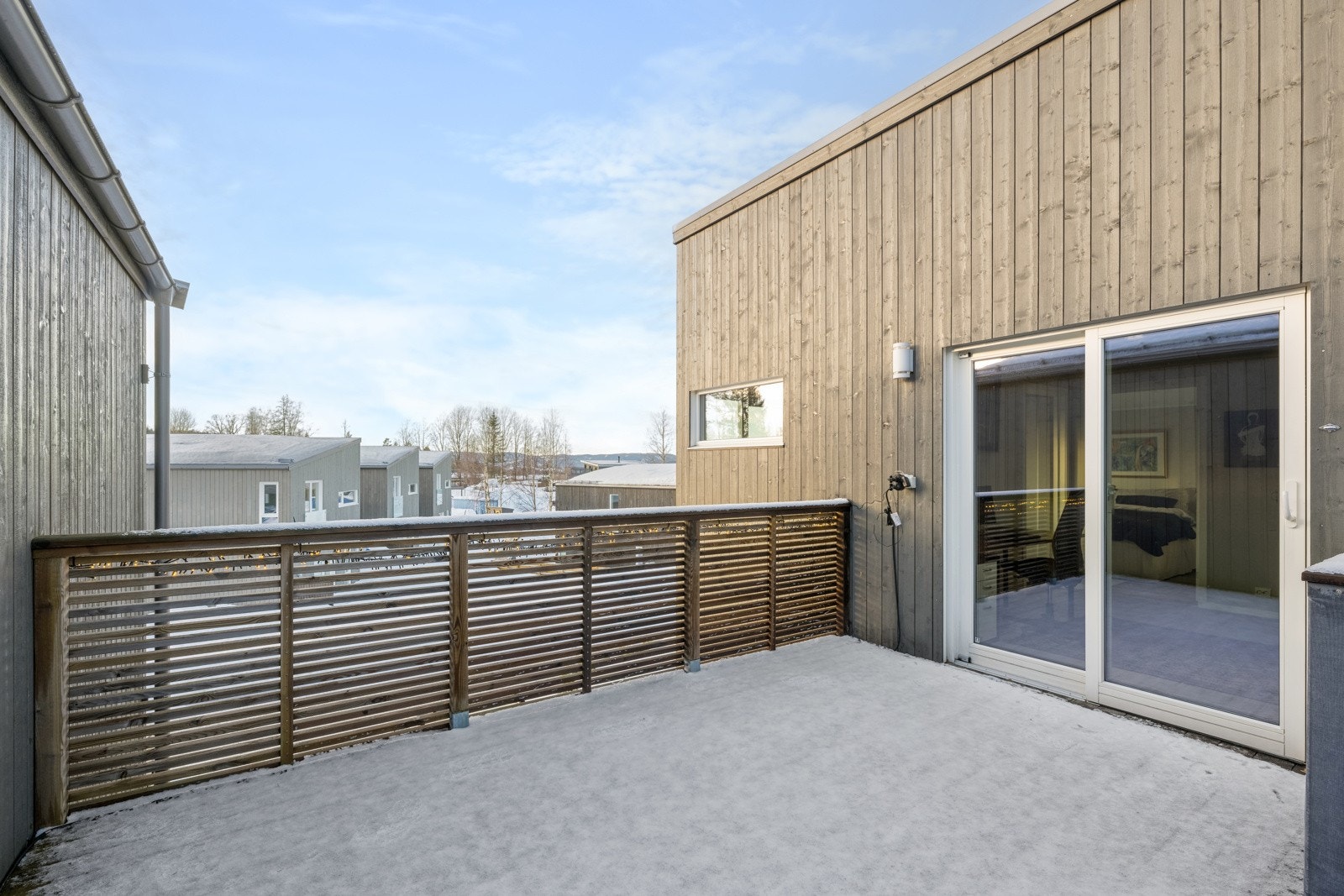 Terrassen i 2. etasje er på 24 kvm. lun og usjenert med meget gode solforhold. Galleribilde