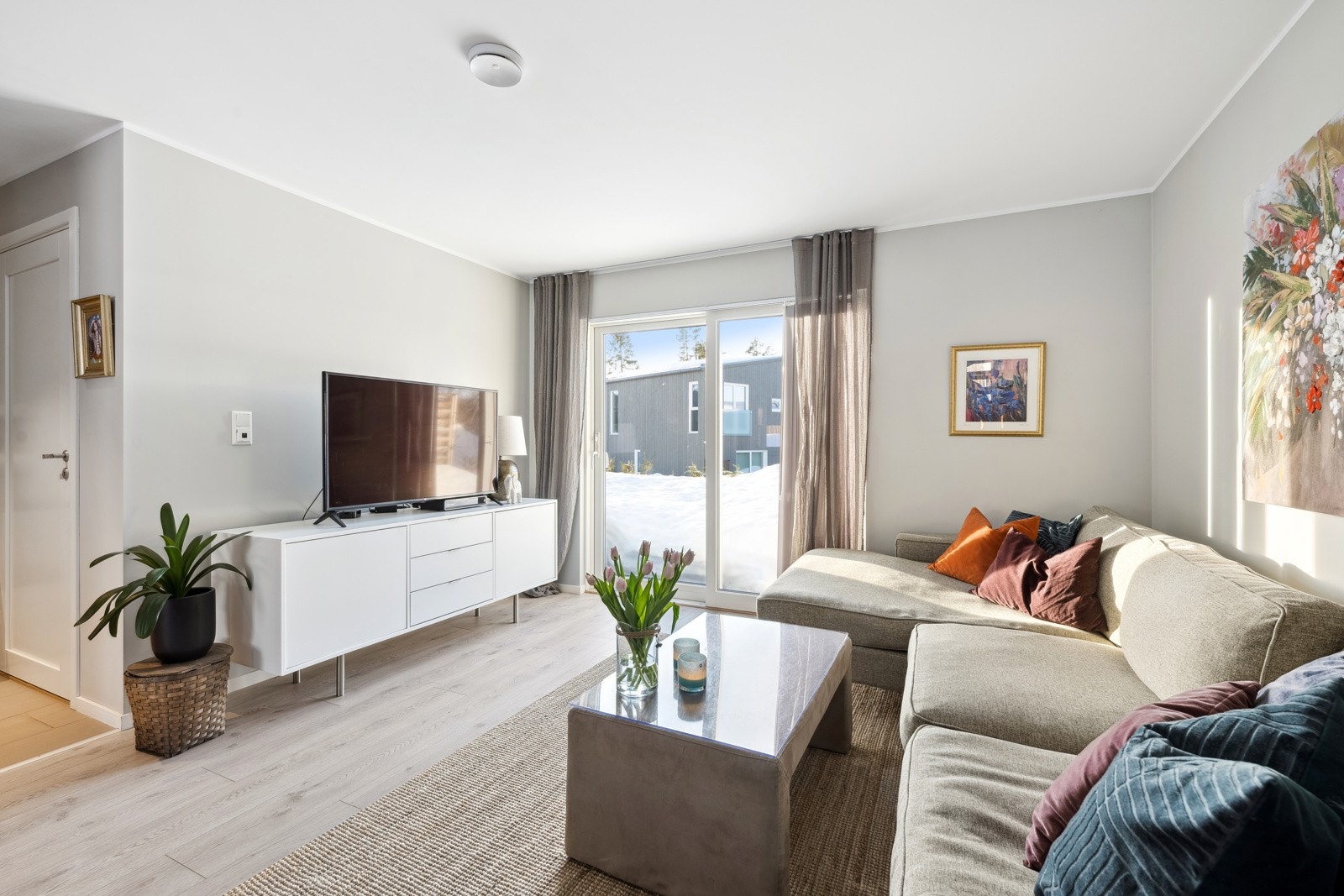 God plass til sofagruppe og spisebord i egne soner. Galleribilde