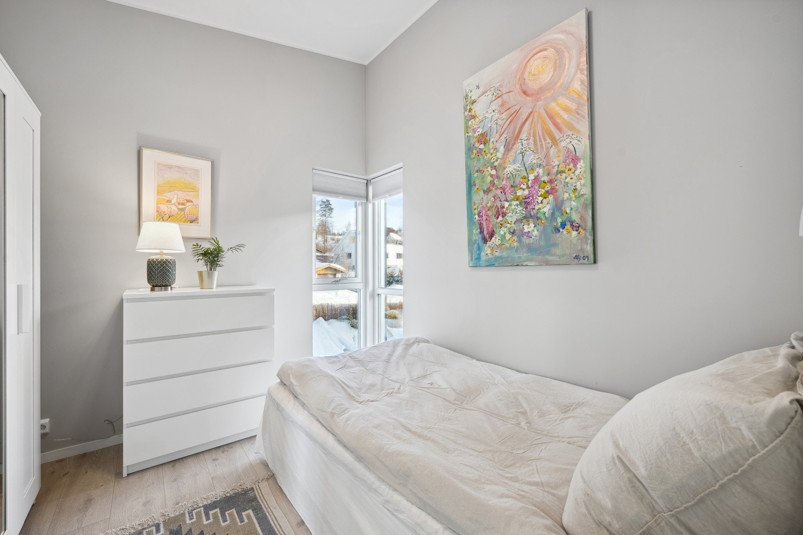 Lyst og pent soverom med garderobeskap. Galleribilde