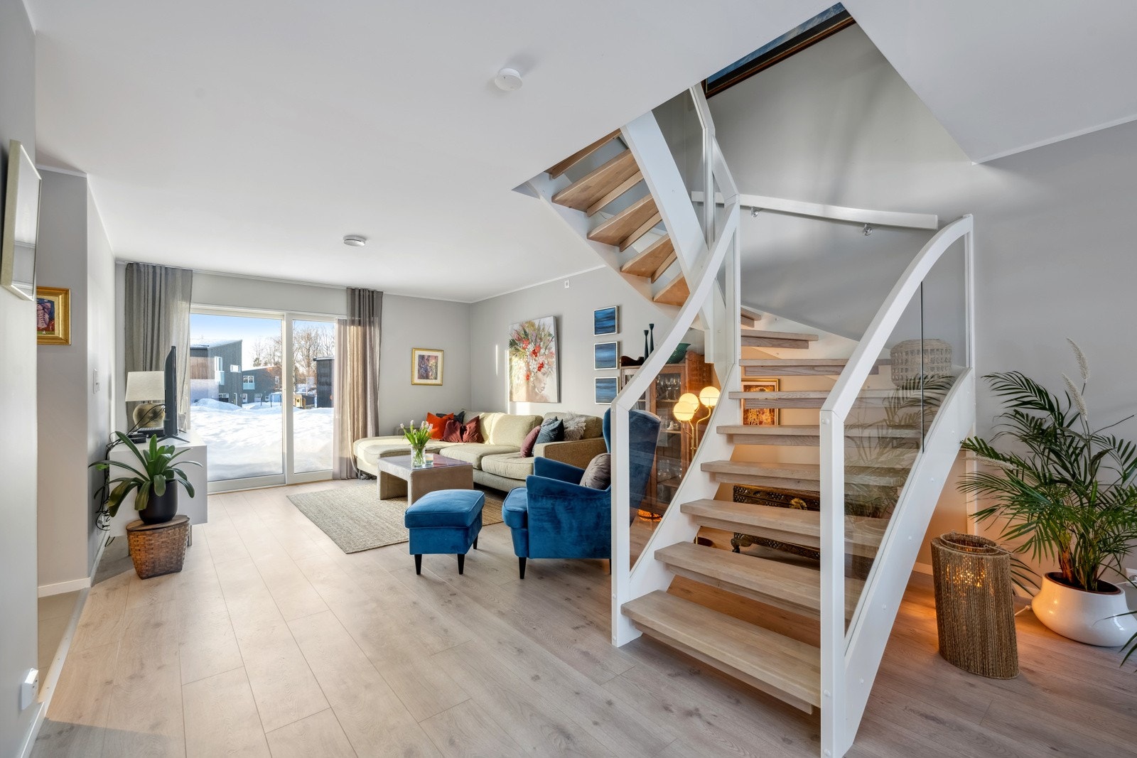 Gjennomgående allrom med stue, spisestue og kjøkken. Galleribilde