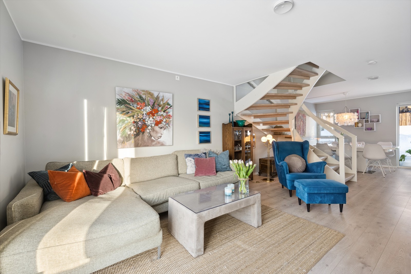 Gulvet er dekket av lyst laminat og veggene er malt i behagelige og nøytrale fargetoner. Galleribilde