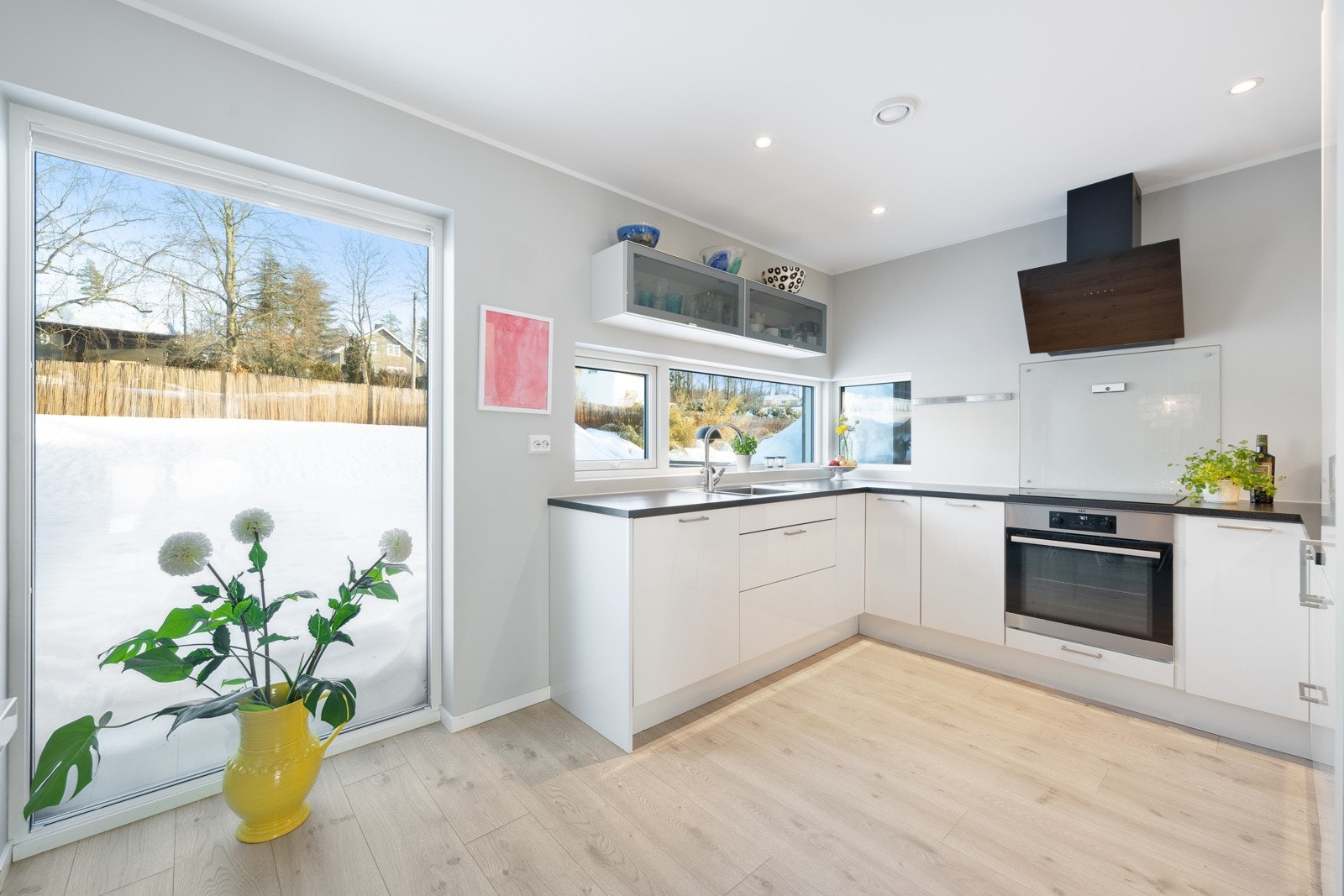 Kjøkkeninnredning fra Sigdal. Komplett utstyrt med integrerte hvitevarer. Galleribilde