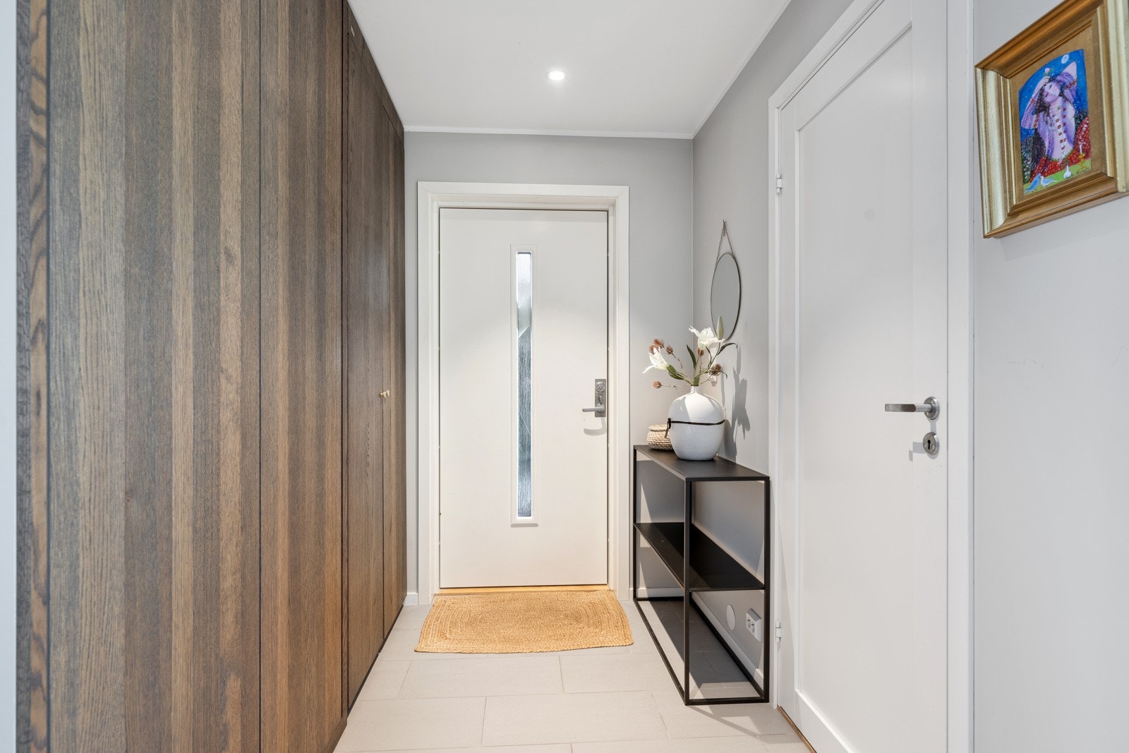 Skreddersydd, plassbygget garderobe i eik med god plass til å gjemme bort ytterbekledningen. Galleribilde