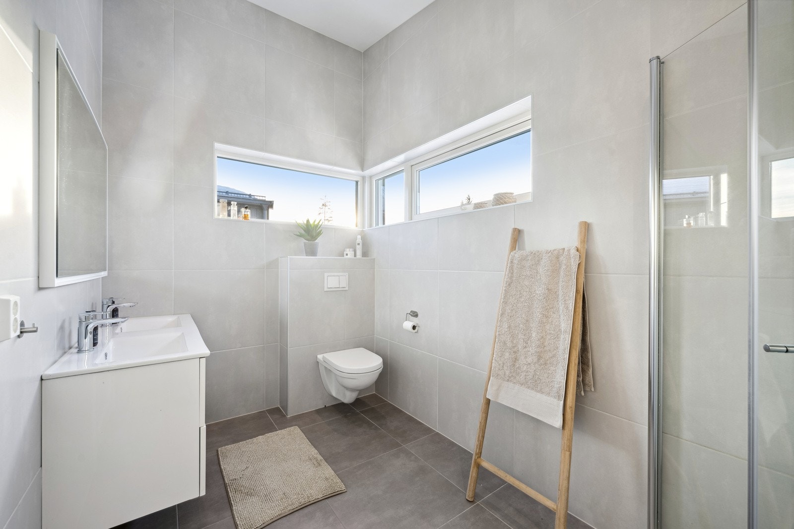 Delikat, flislagt baderom med god takhøyde. Galleribilde