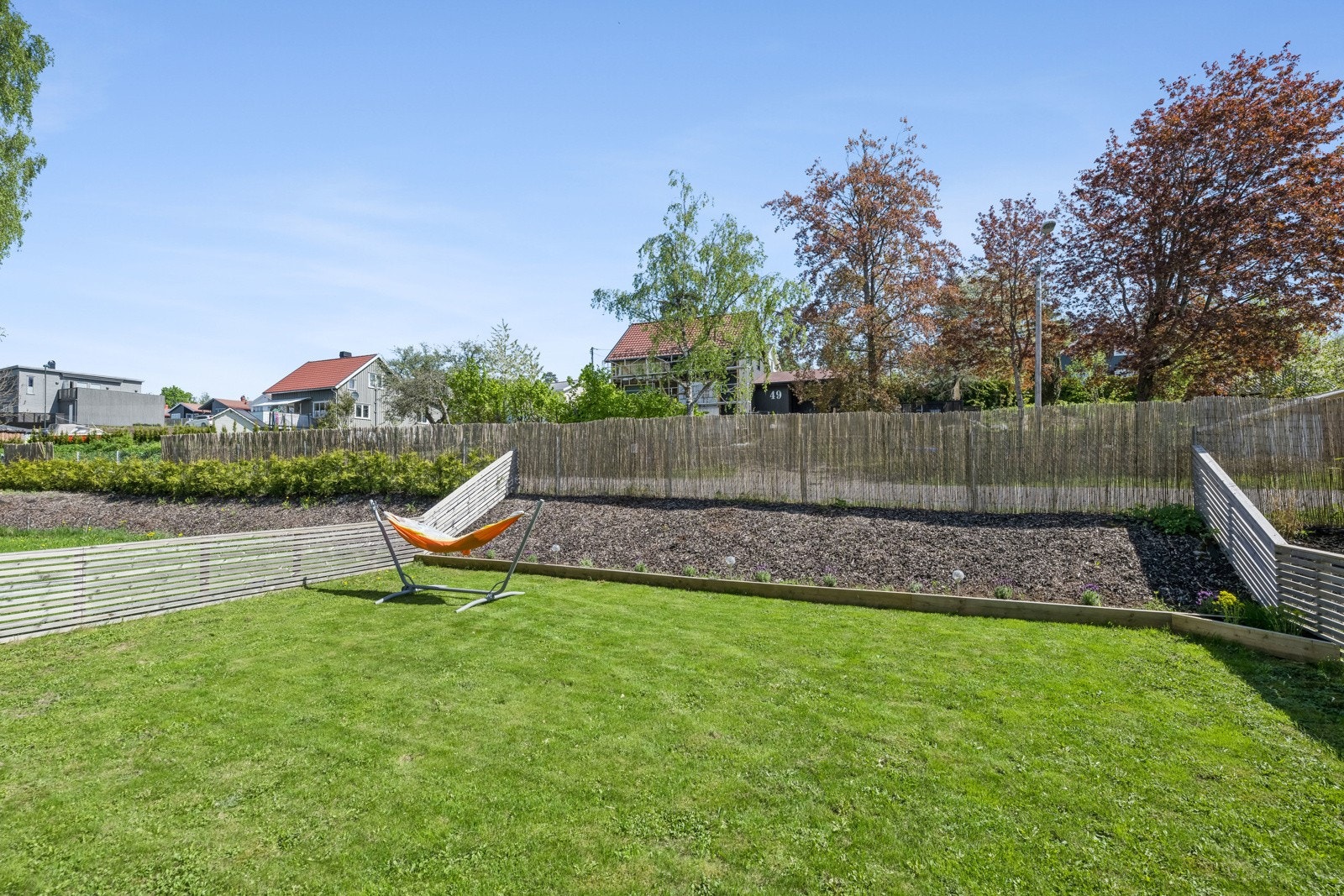 Her kan du flytte rett inn til en ferdig opparbeidet og lettstelt hage. Galleribilde