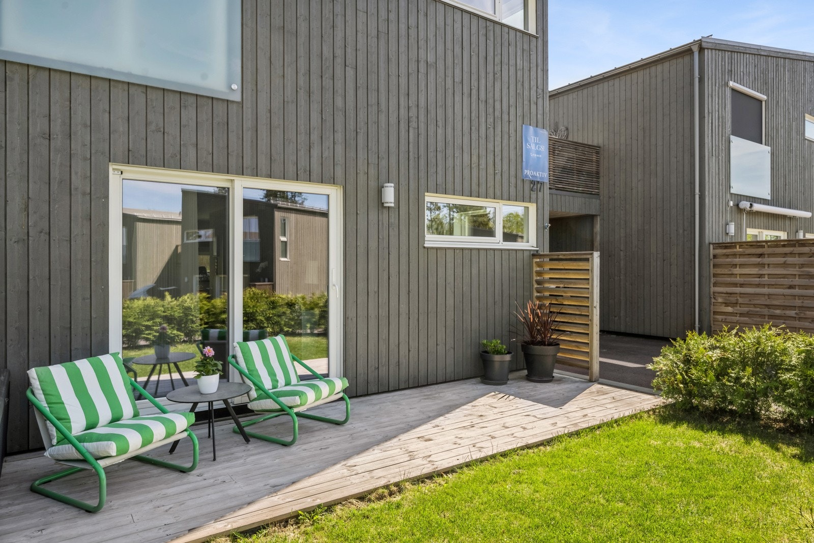 Markterrasse med gode solforhold på forsiden av boligen. Galleribilde