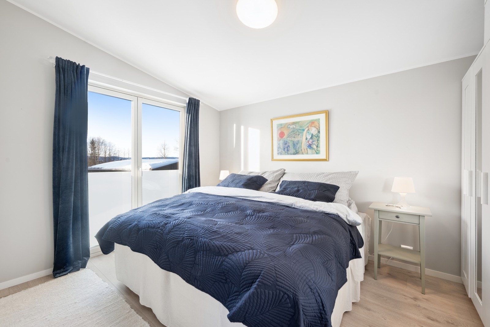 Det er tre soverom i 2. etasje. To av de med garderobeskap. Galleribilde