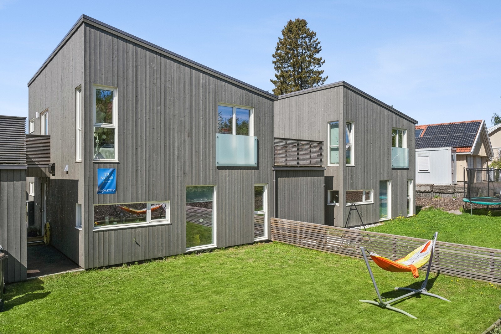 Hagedel på baksiden med lettstelt solrik hage. Galleribilde