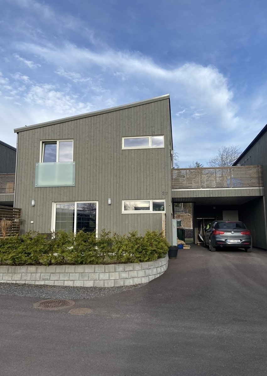 Det er opparbeidet støttemur rundt uteplassen på forsiden. Galleribilde