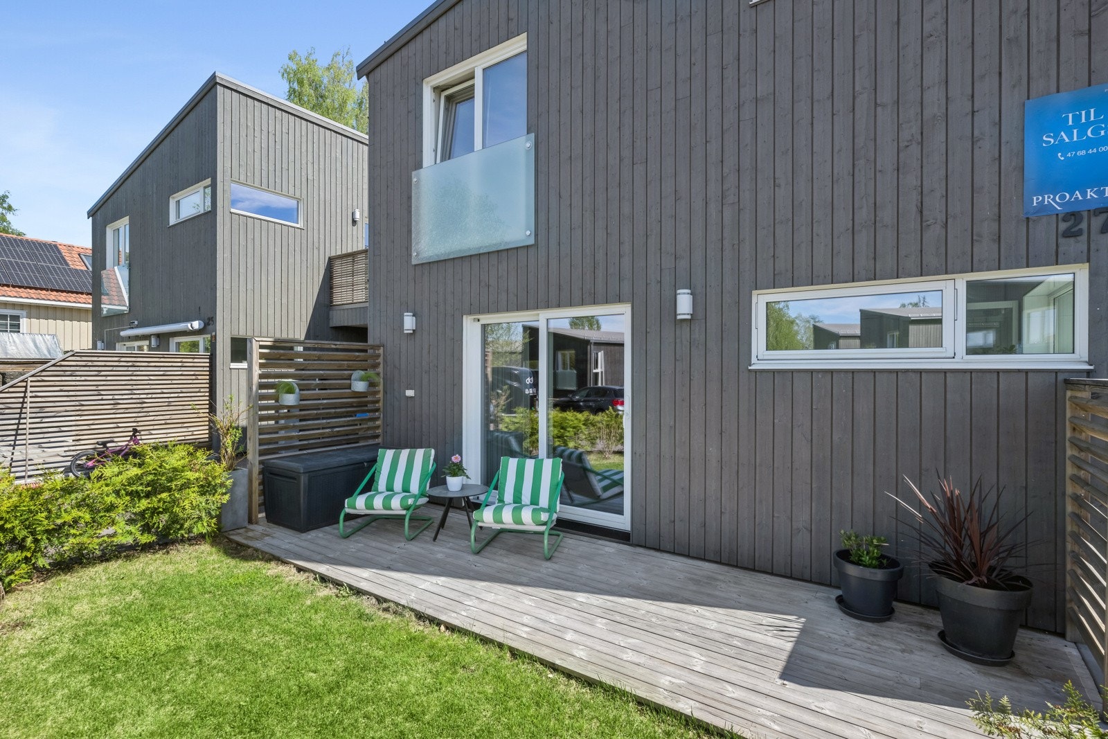 Det er flotte uteplasser på begge sider av boligen. Galleribilde