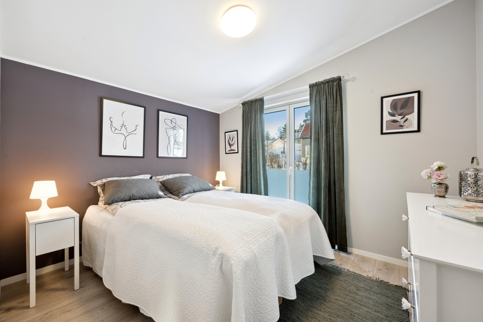 Lyst og pent soverom med behagelige farger. Galleribilde