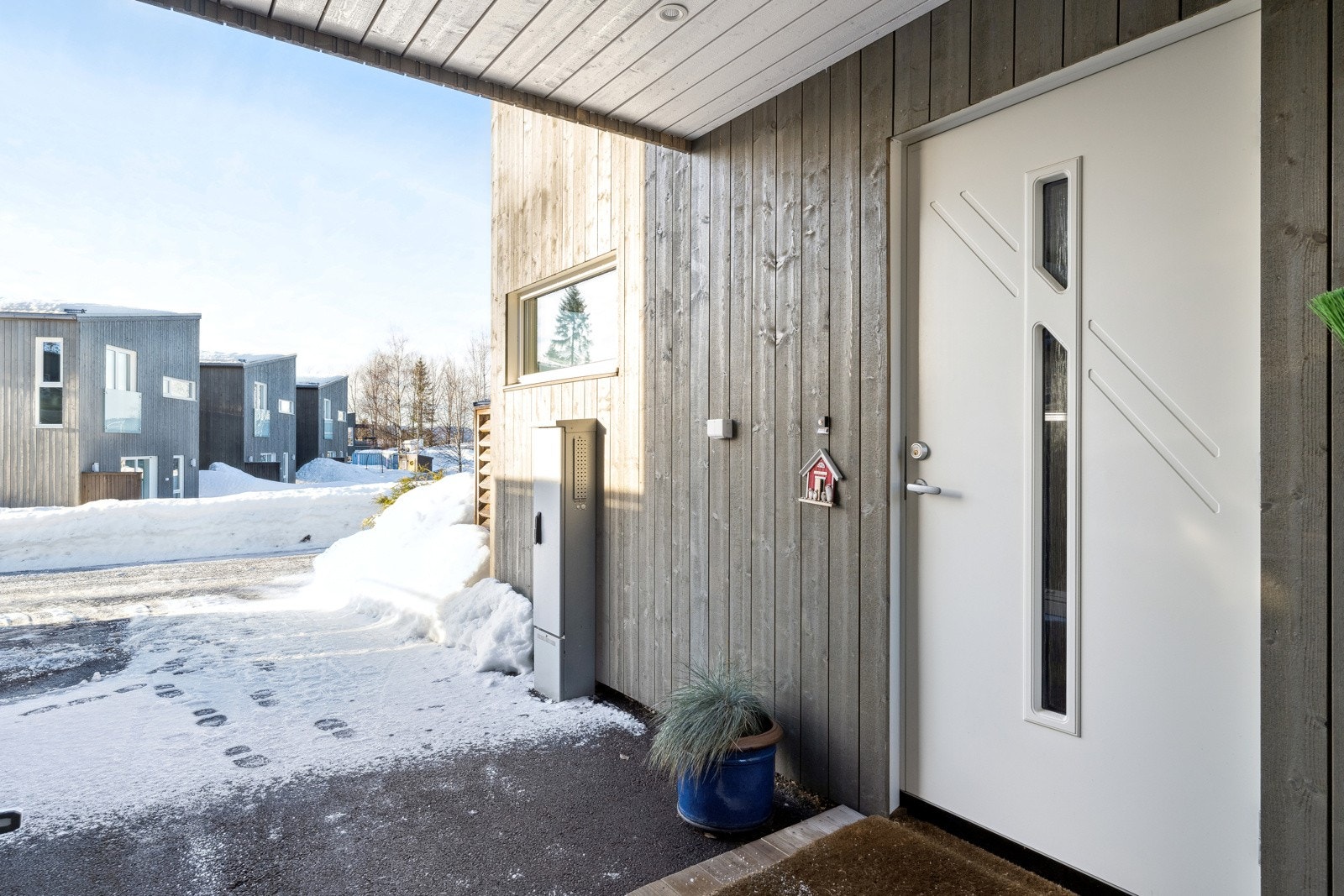 Bilen parkeres i carport rett ved inngangspartiet. Her er det også utekran. Galleribilde