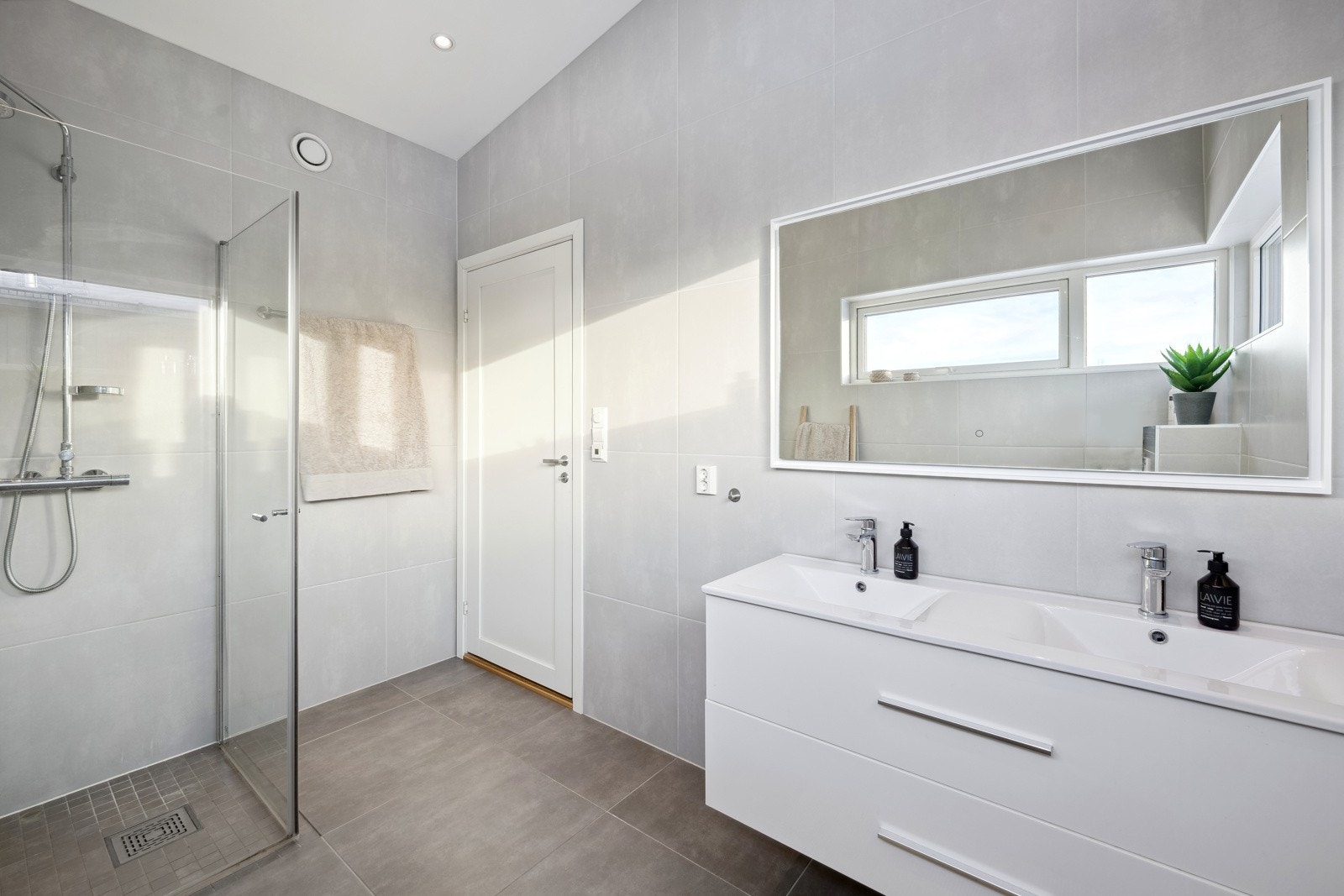 Praktisk med dobbel servant når man er flere på badet samtidig. Galleribilde