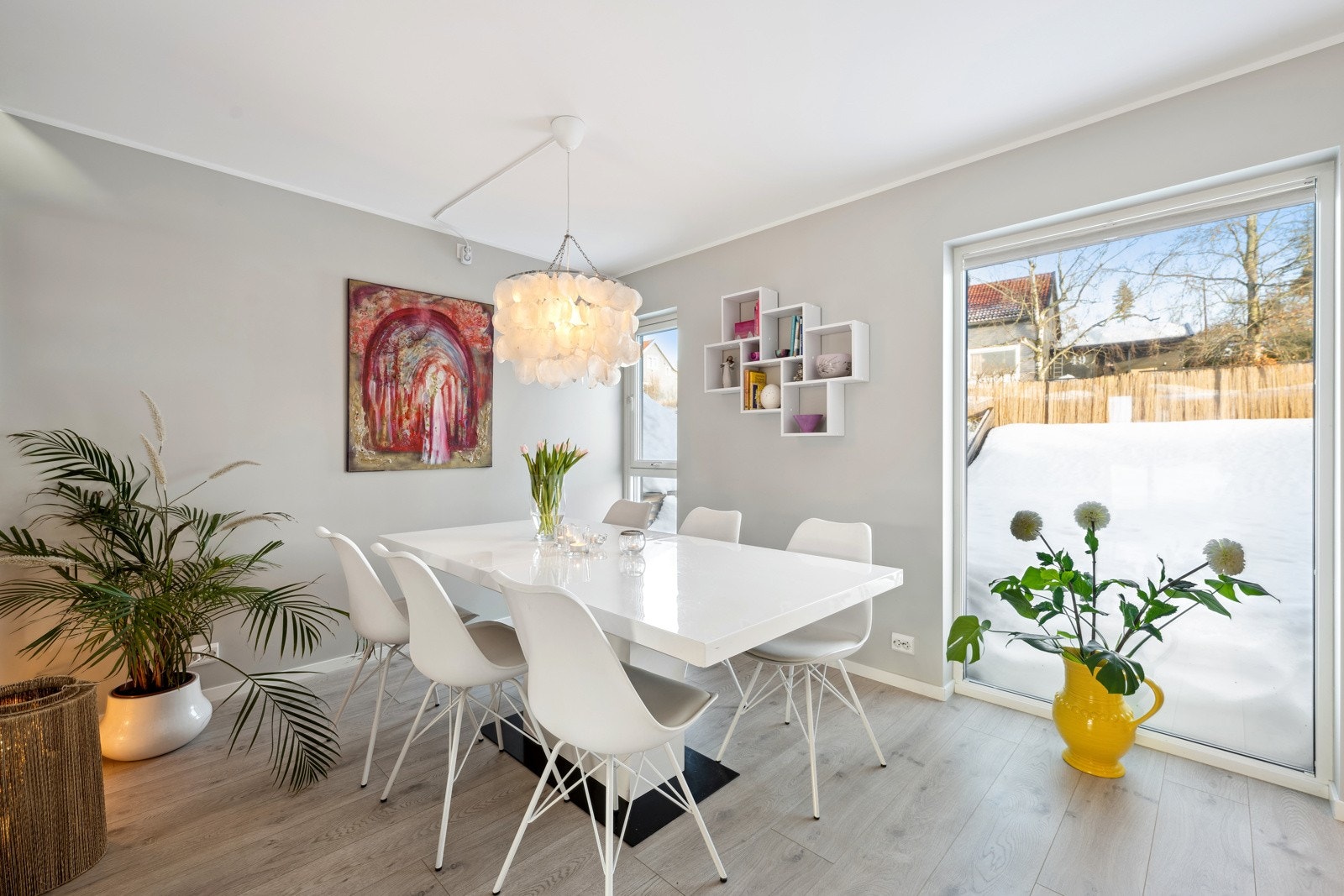 Spisestuen finner sin naturlige plassering nærmere kjøkkenet. Galleribilde