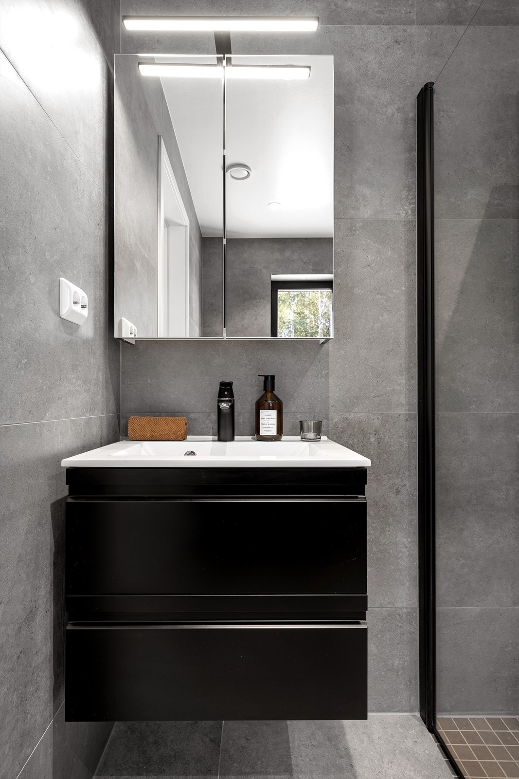 Bad med servantinnredning og dusjhjørne i 1. etasje. Galleribilde