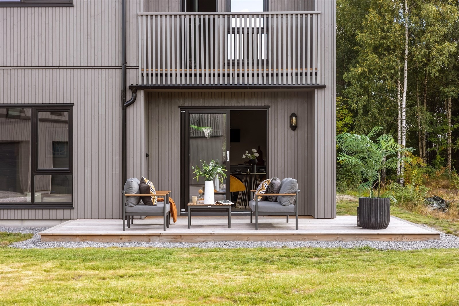 Det er en stor og åpen terrasse med utgang fra kjøkkenet. Galleribilde