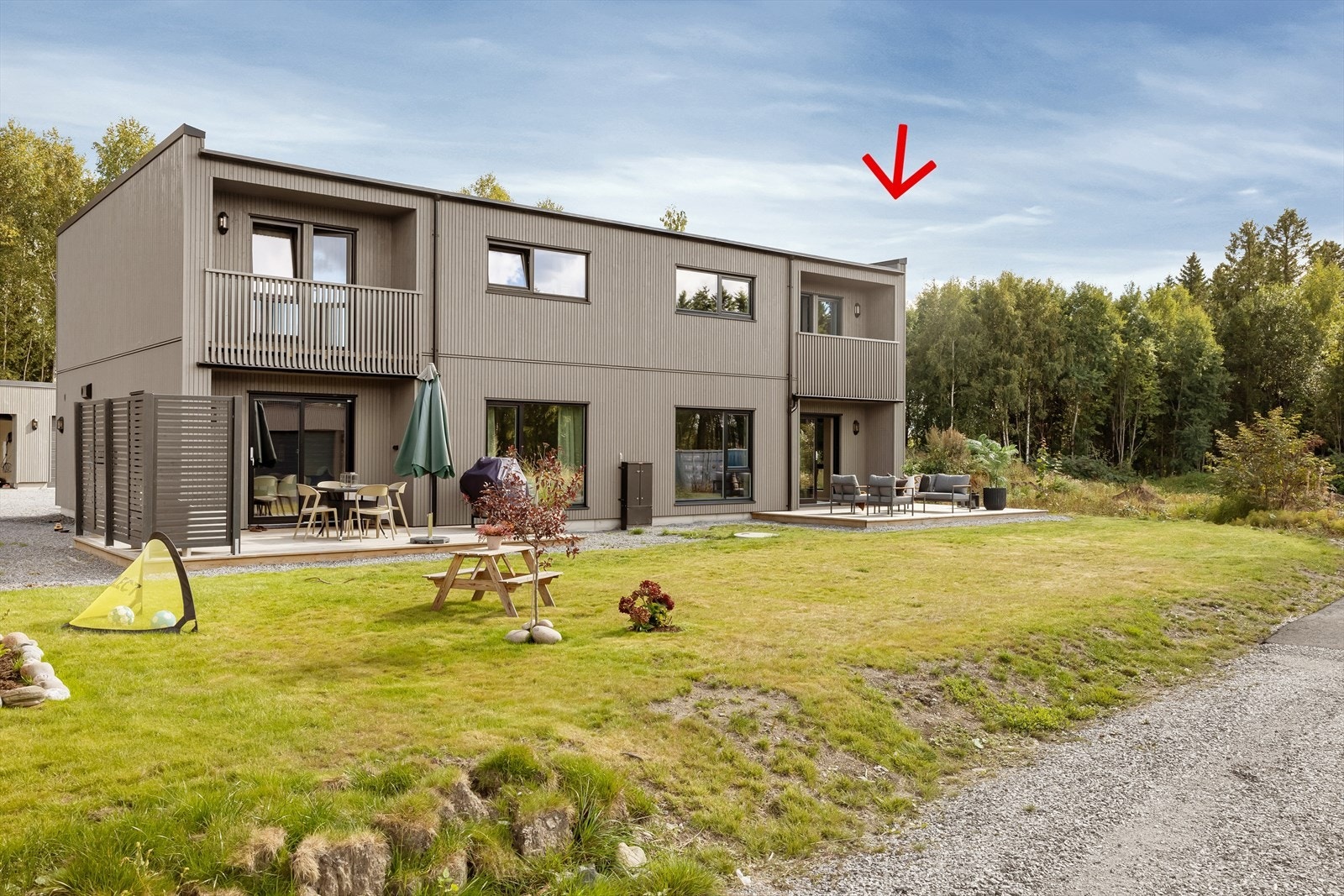 Rekkehus innerst i veien. Boligen har ikke vært bebodd, ingen bruksslitasje. Det er moderne og delikate overflater. Stilrene og moderne interiørvalg. 2 bad. 3 soverom der 2 av de har luftebalkong. Dobbel garasje med elbillader. Galleribilde