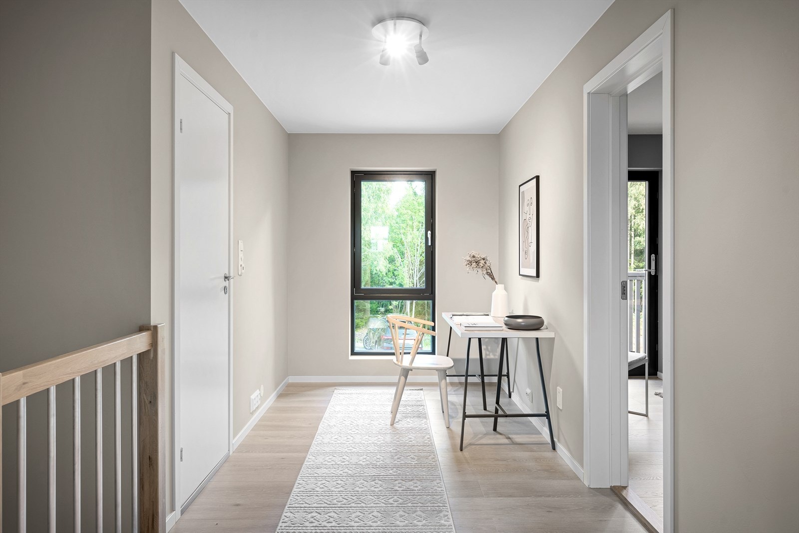 I 2. etasje kommer du opp i en lys o pen gang. Galleribilde