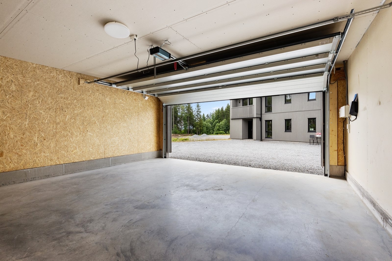 Boligen har en egen garasjeplass i denne garasjen. Galleribilde