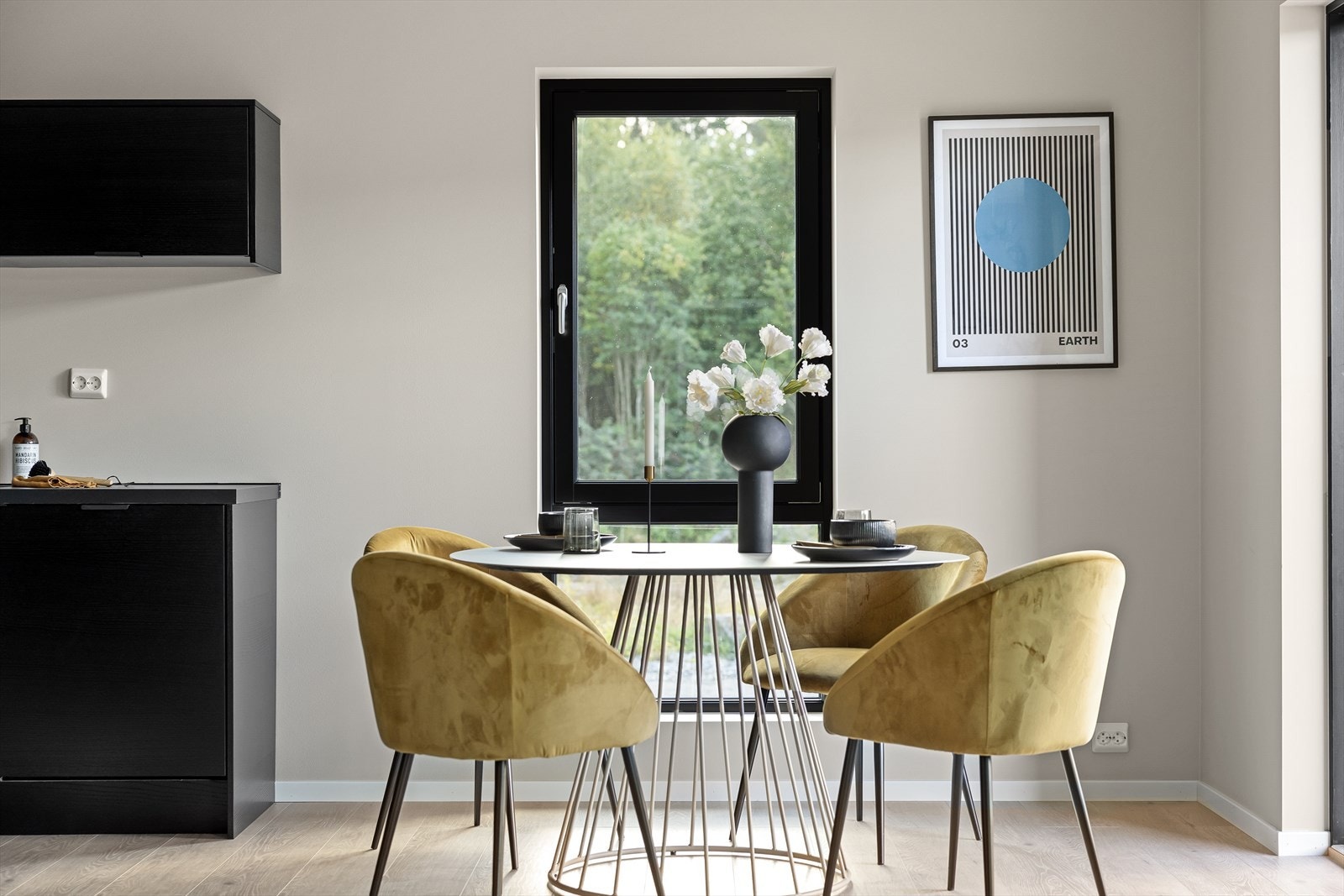 God plass til en spisegruppe på kjøkkenet. Galleribilde