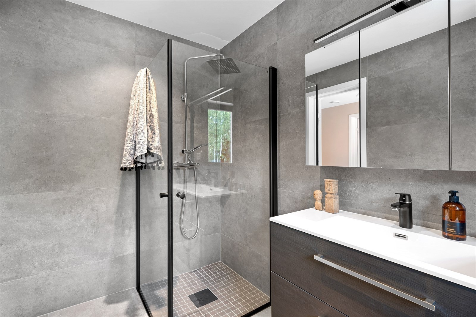 Bad i 2. etasje med romslig servantinnredning og dusjhjørne. Galleribilde