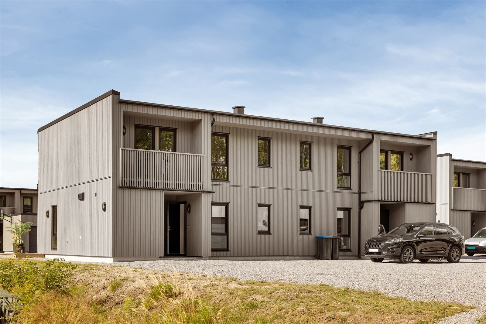 Lunt og overbygd inngangsparti. Galleribilde