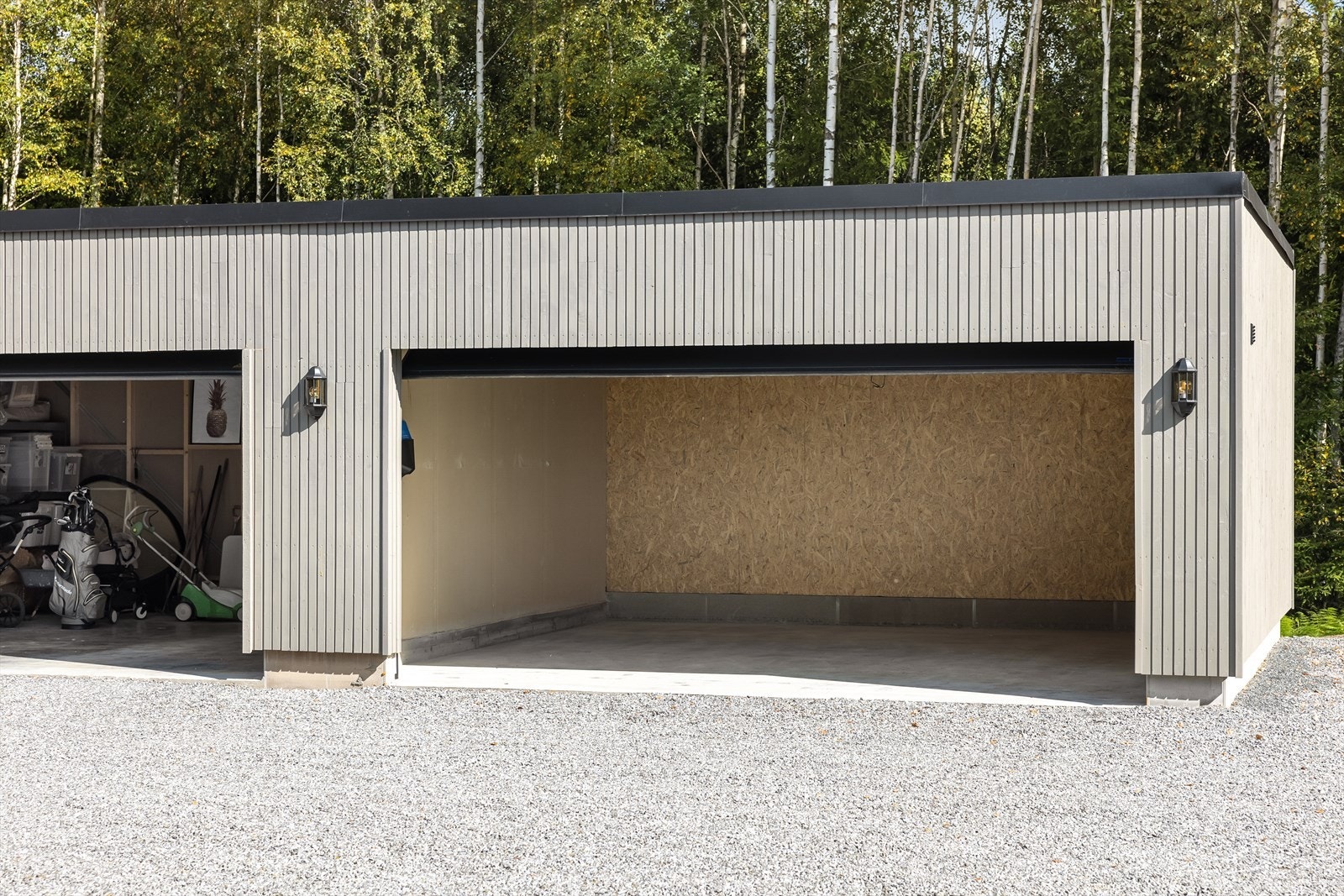 Stor og romslig garasje. Galleribilde