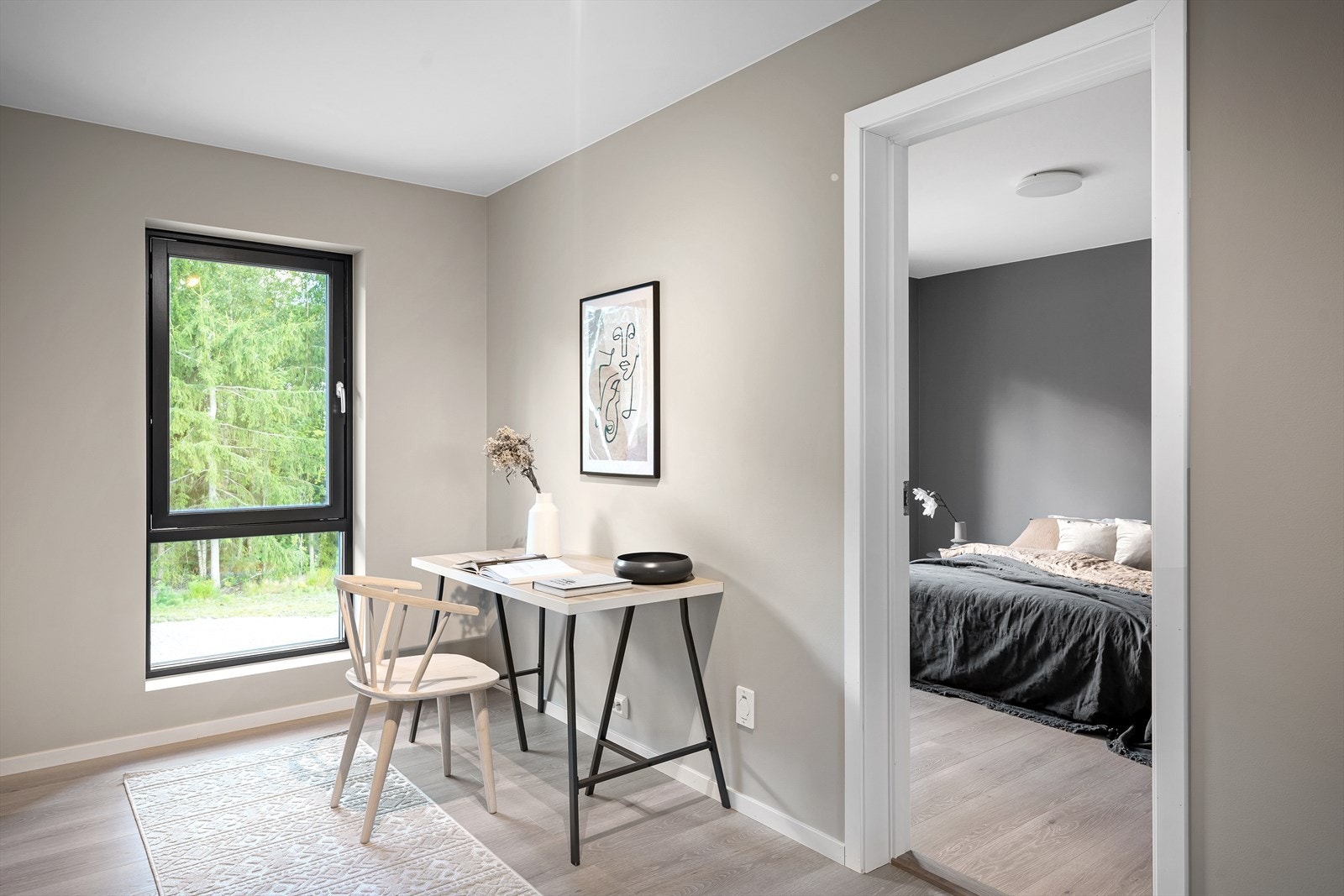 I den romslige gangen oppe, er det også plass til en liten arbeidsplass ved vinduet. Galleribilde