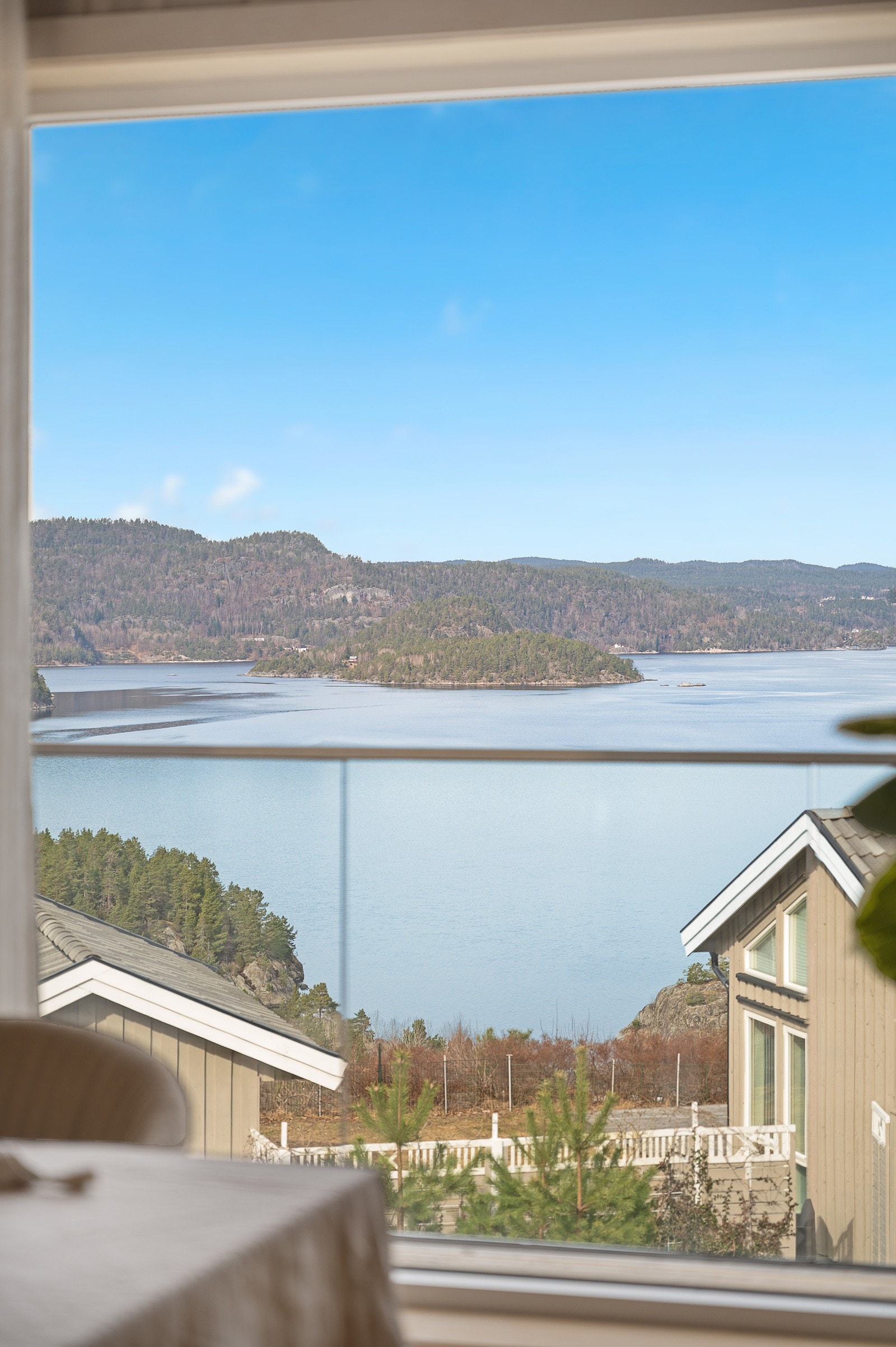 Hele overetasjen har en utrolig vakker utsikt utover Kragerøfjorden. Galleribilde