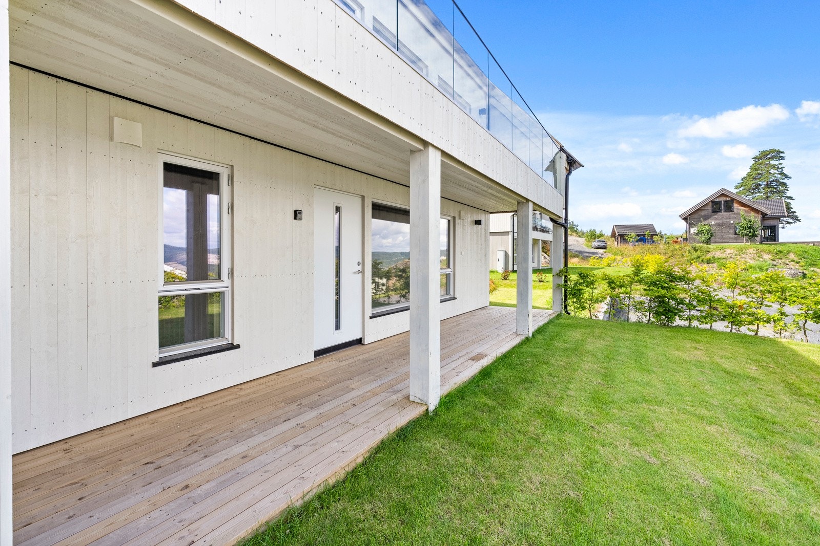 Velkommen inn! Takoverbygg ved inngangspartiet. Galleribilde