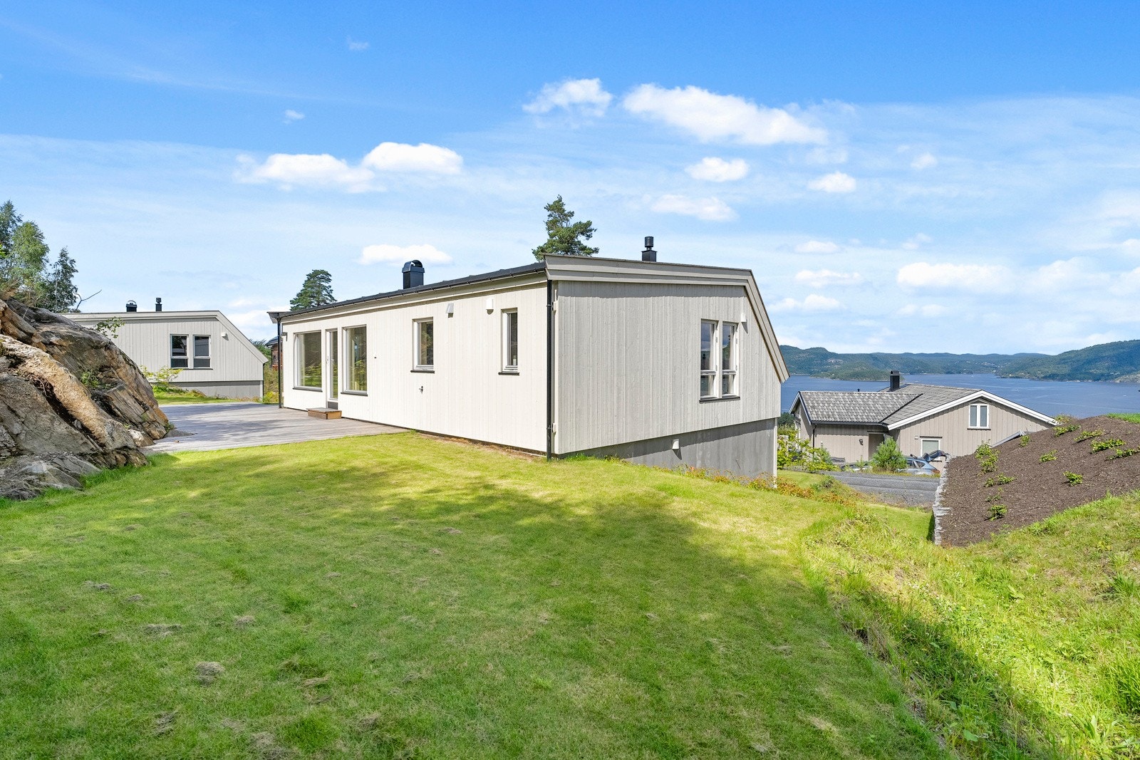 På baksiden har man eget plenområde og terrasse. Galleribilde