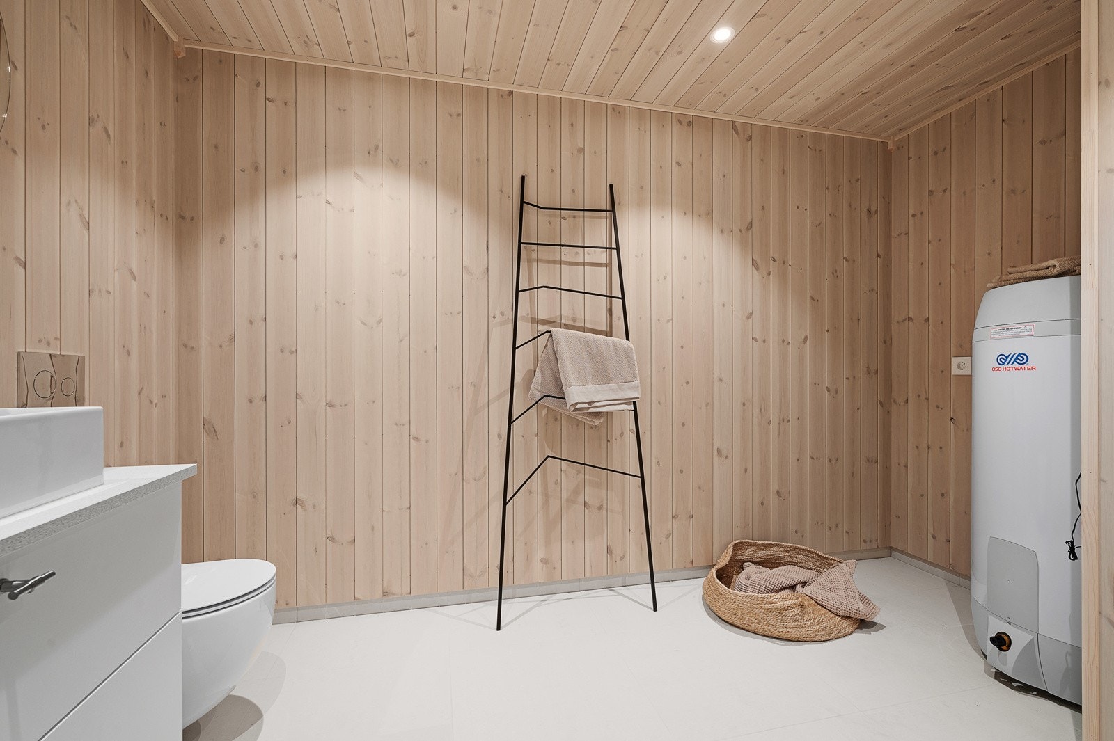 Badet er utstyrt med servant med underskap, vegghengt toalett og dusjsone. Galleribilde