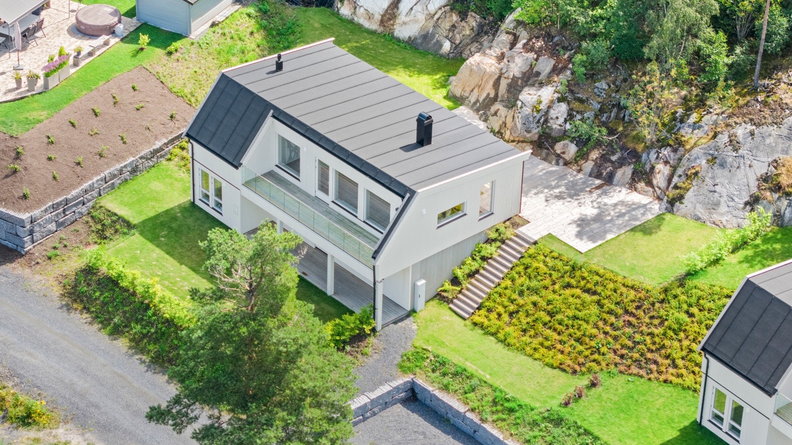 Pent opparbeidet uteområde med gode solforhold. Galleribilde