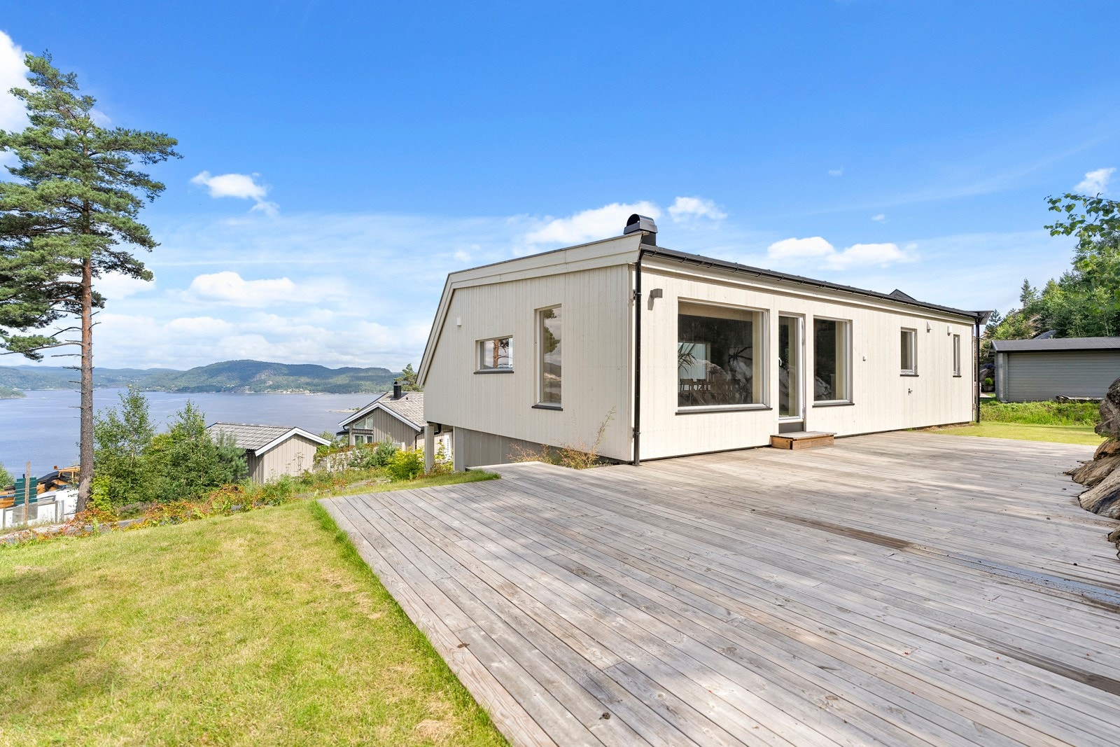 Ny og innholdsrik fritidsbolig med flott panorama utsikt utover Kragerøfjorden! Galleribilde
