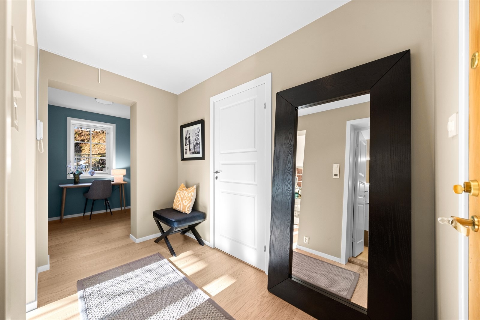 Vel inne ankommer du en lys og innbydende entré med god plass til å henge fra seg yttertøy og sko Galleribilde