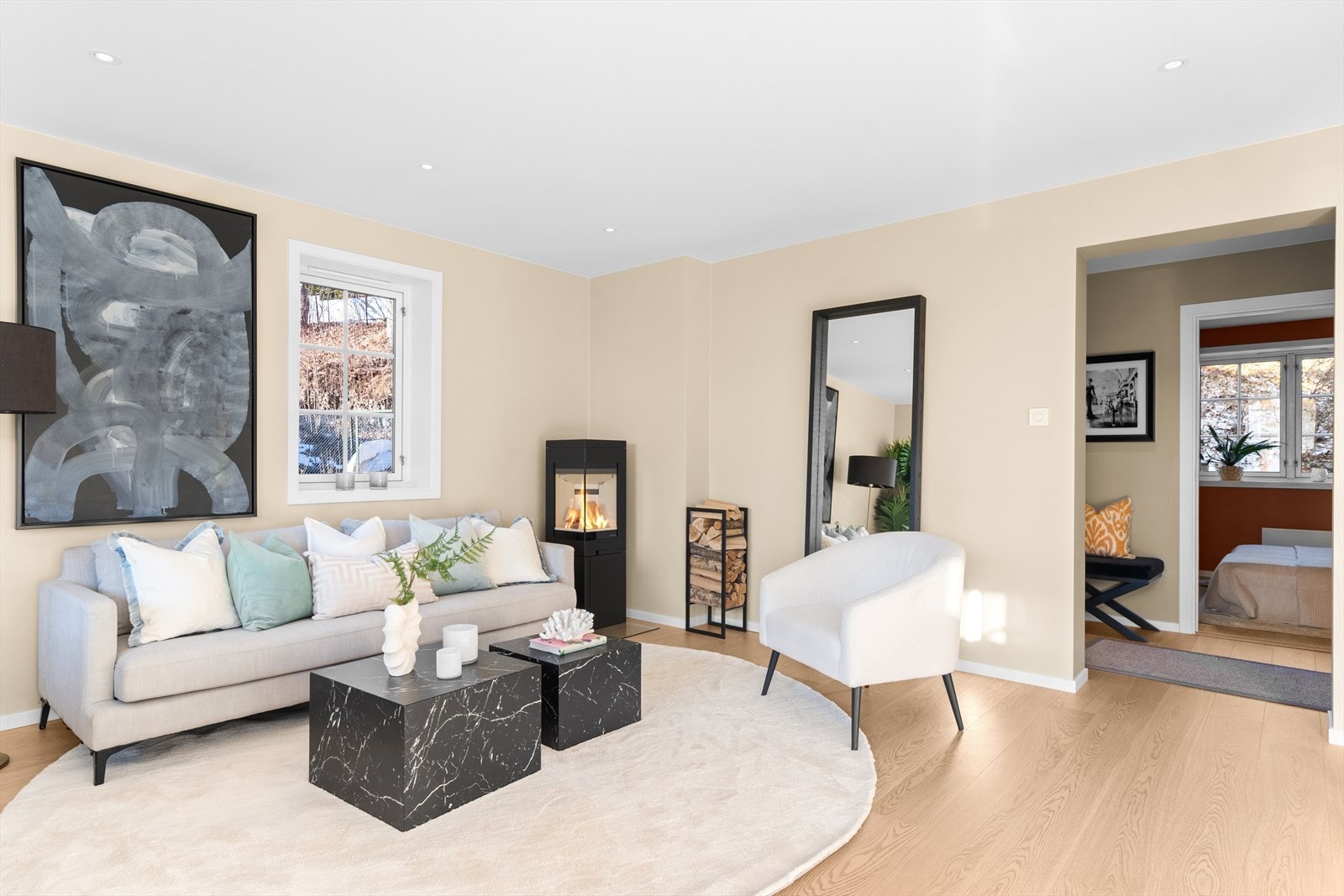 I hjørnet står en lekker vedovn som varmer godt på kaldere dager Galleribilde