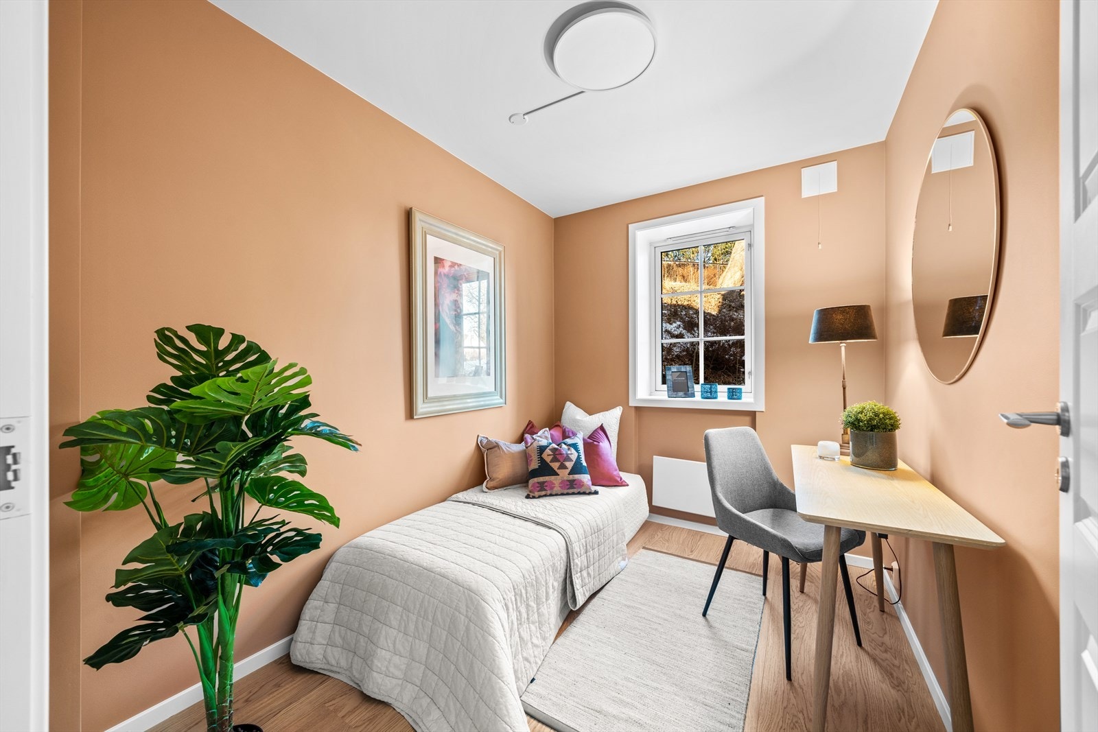 Det andre soverommet har også god plass for seng, nattbord og klesoppbevaring Galleribilde