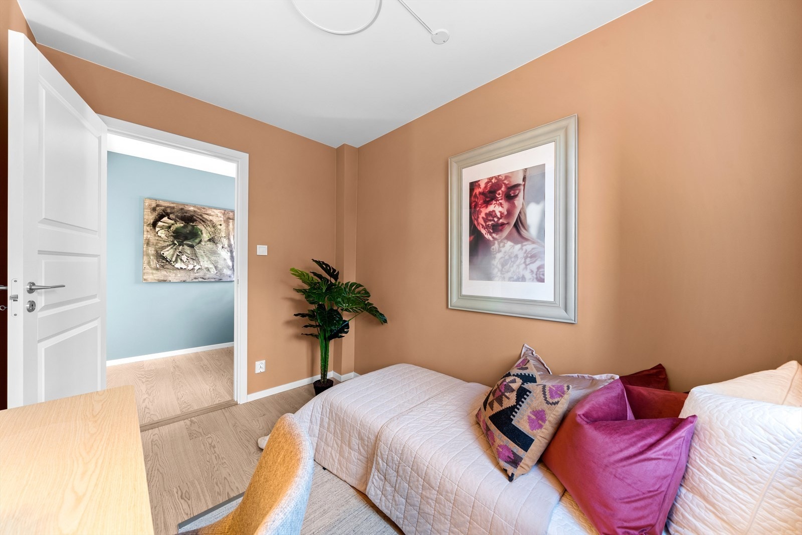 Rommene er malt i lune, behagelige fargetoner Galleribilde