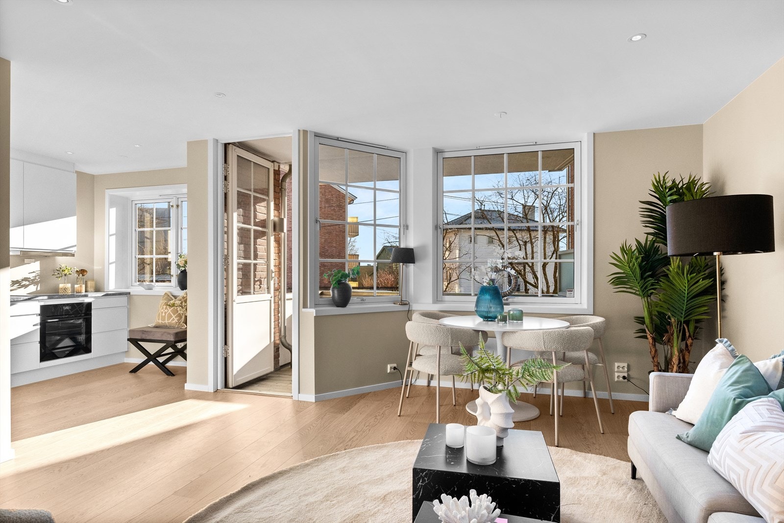 Lekker 1-stavs eikeparkett går igjen i alle rom (foruten bad) og det er lagt nytt skjult elektrisk i leilighet med spotter, stikk og brytere Galleribilde