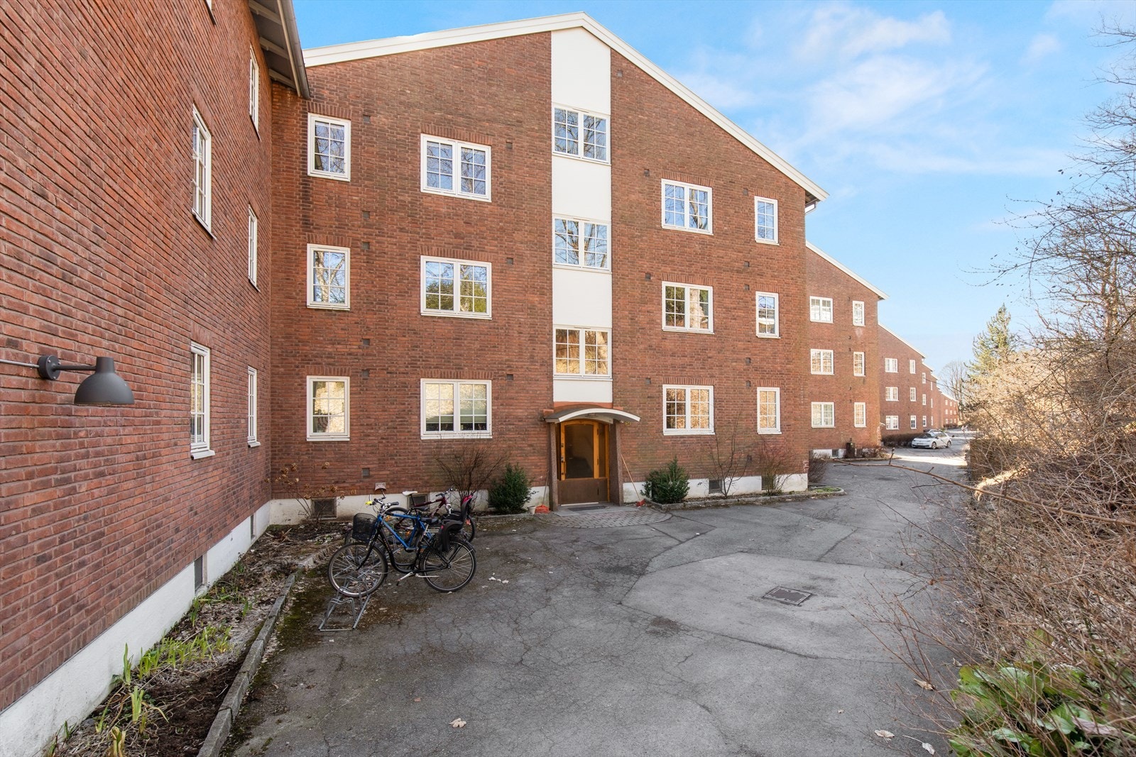 Leiligheten har enkel adkomst i høy 1. etasje, og det er dørcalling som sikrer trygg og effektiv innslipp av besøkende Galleribilde