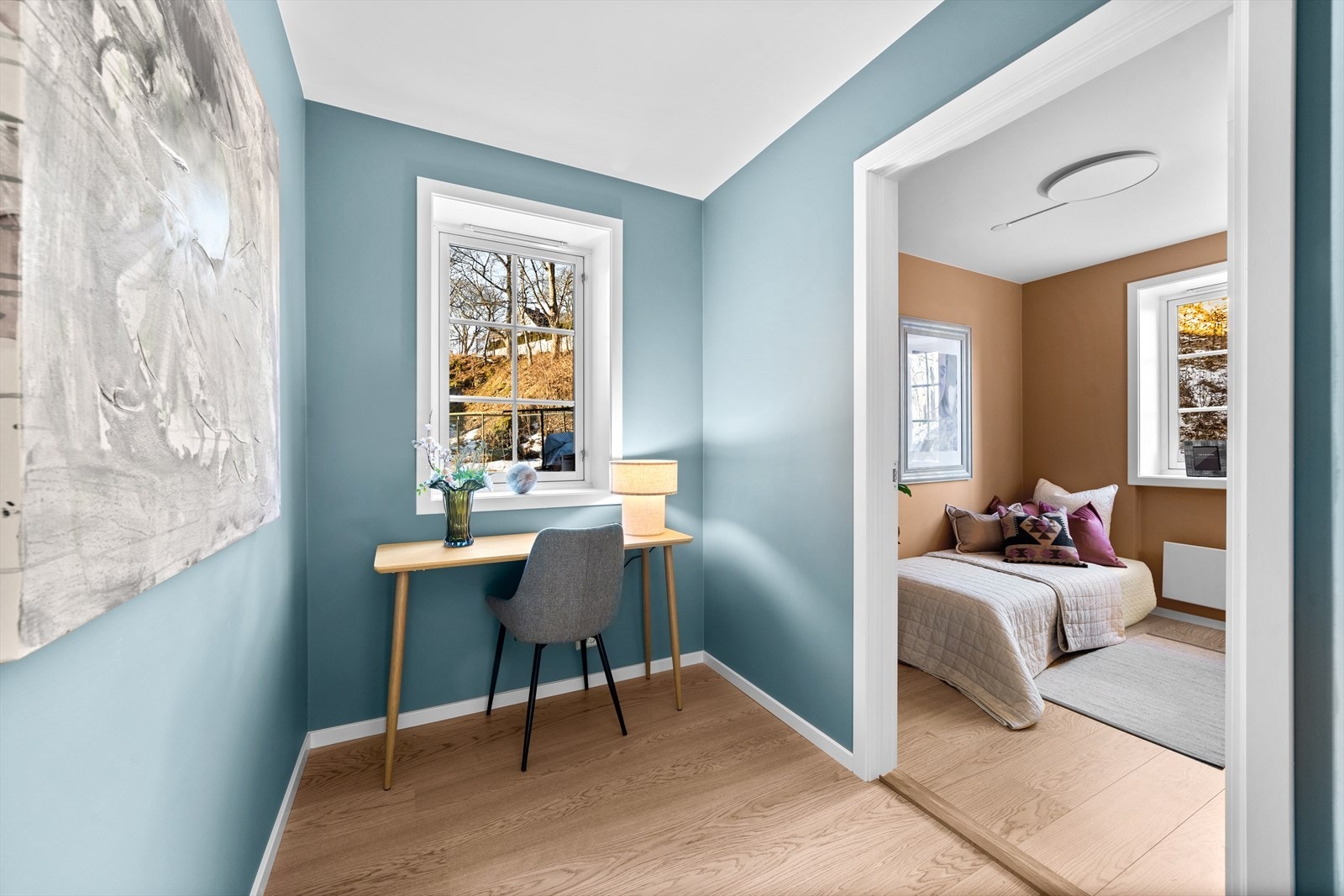 Leiligheten har eget kontor med plass til skrivebord under hyggelig vindu Galleribilde