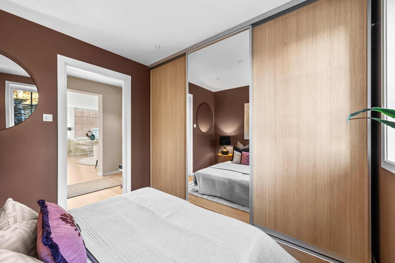 Hovedsoverommet er meget romslig og har god plass for dobbeltseng og tilhørende møblement Galleribilde