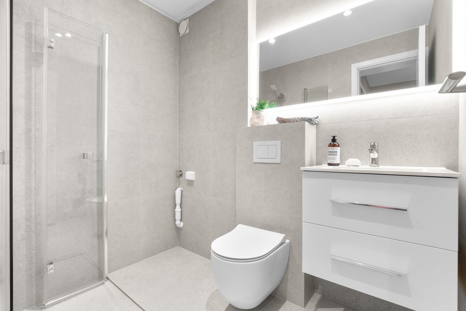 Stilrent og smakfullt baderom, nylig totalrenovert i 2025 med flislagte overflater og gulvvarme. Vaskemaskin og tørketrommel medfølger. Galleribilde