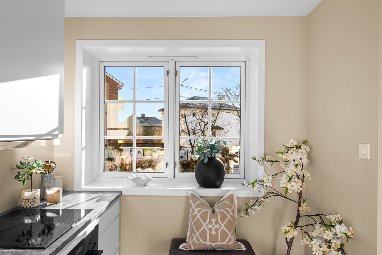 Videre er kjøkkenet utstyrt med integrerte hvitevarer bestående av induksjonsplatetopp, stekeovn, oppvaskmaskin og kjøle/fryseskap. Komfyrvakt samt aquastop/lekkasjevarsler med sensorer og magnetventil er installert. Galleribilde