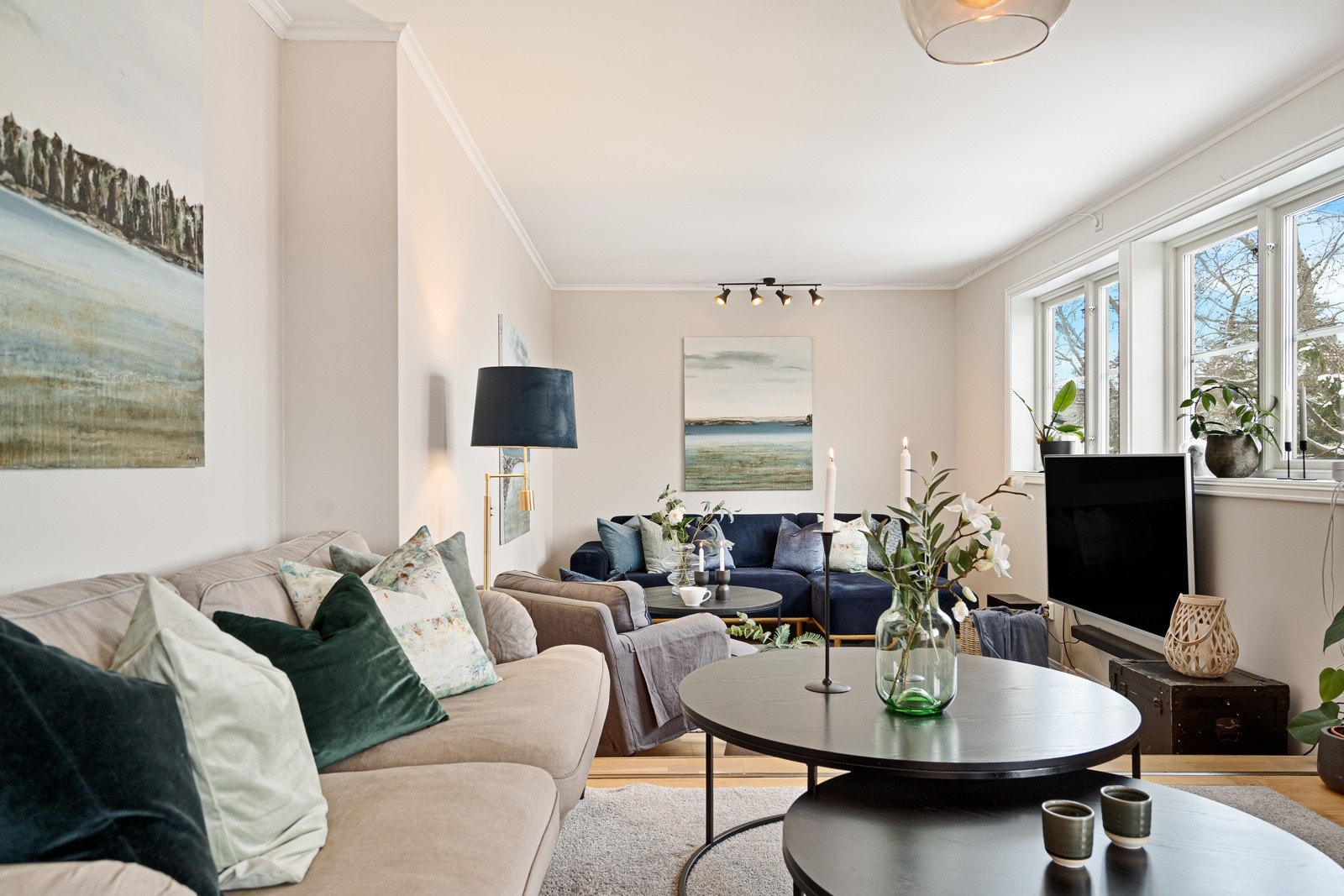 Stor og hyggelig stue - to soner og møbleringsmuligheter Galleribilde