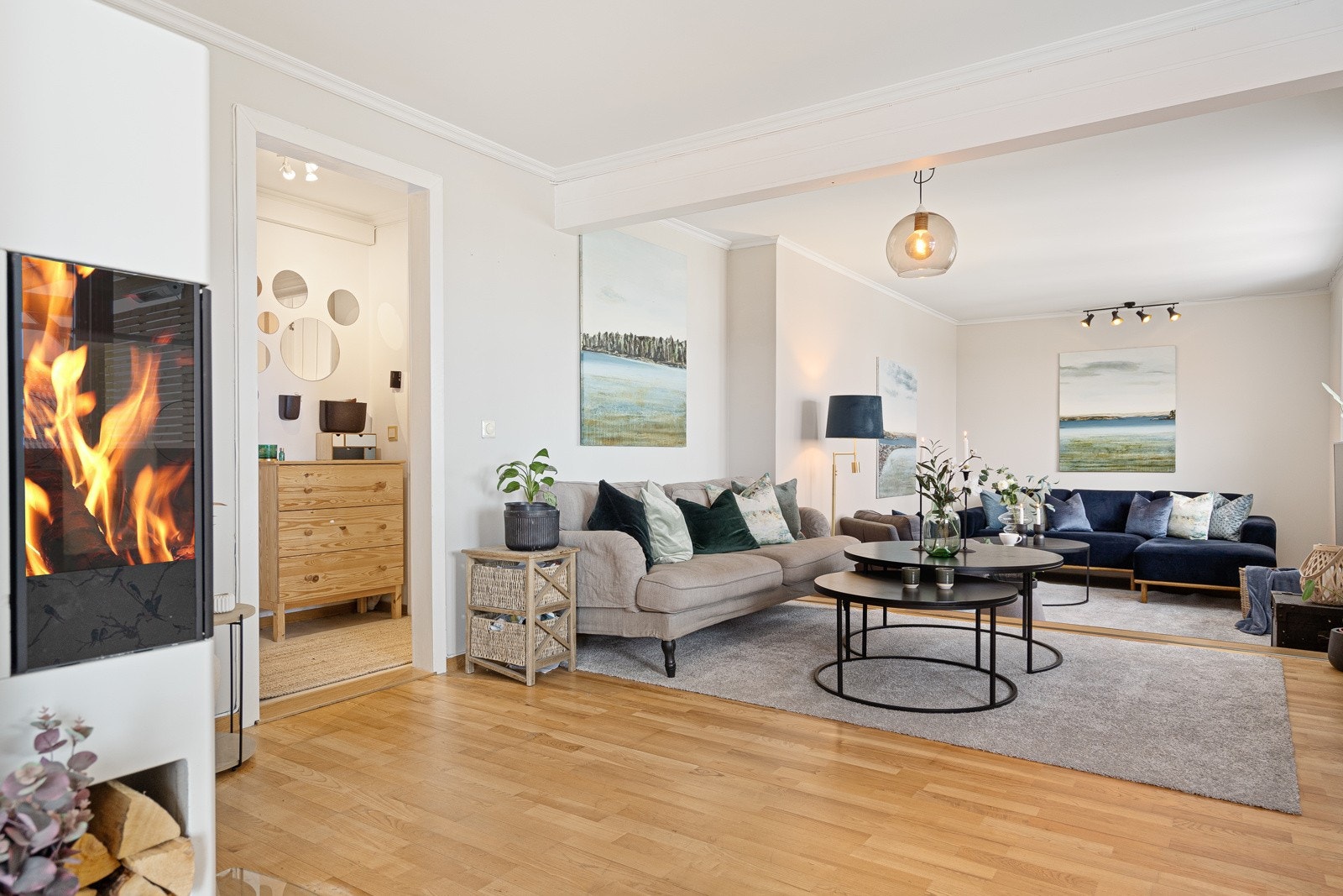 Nyere Nordpeis bygget inn i høyden mellom stue og spiseplassen Galleribilde