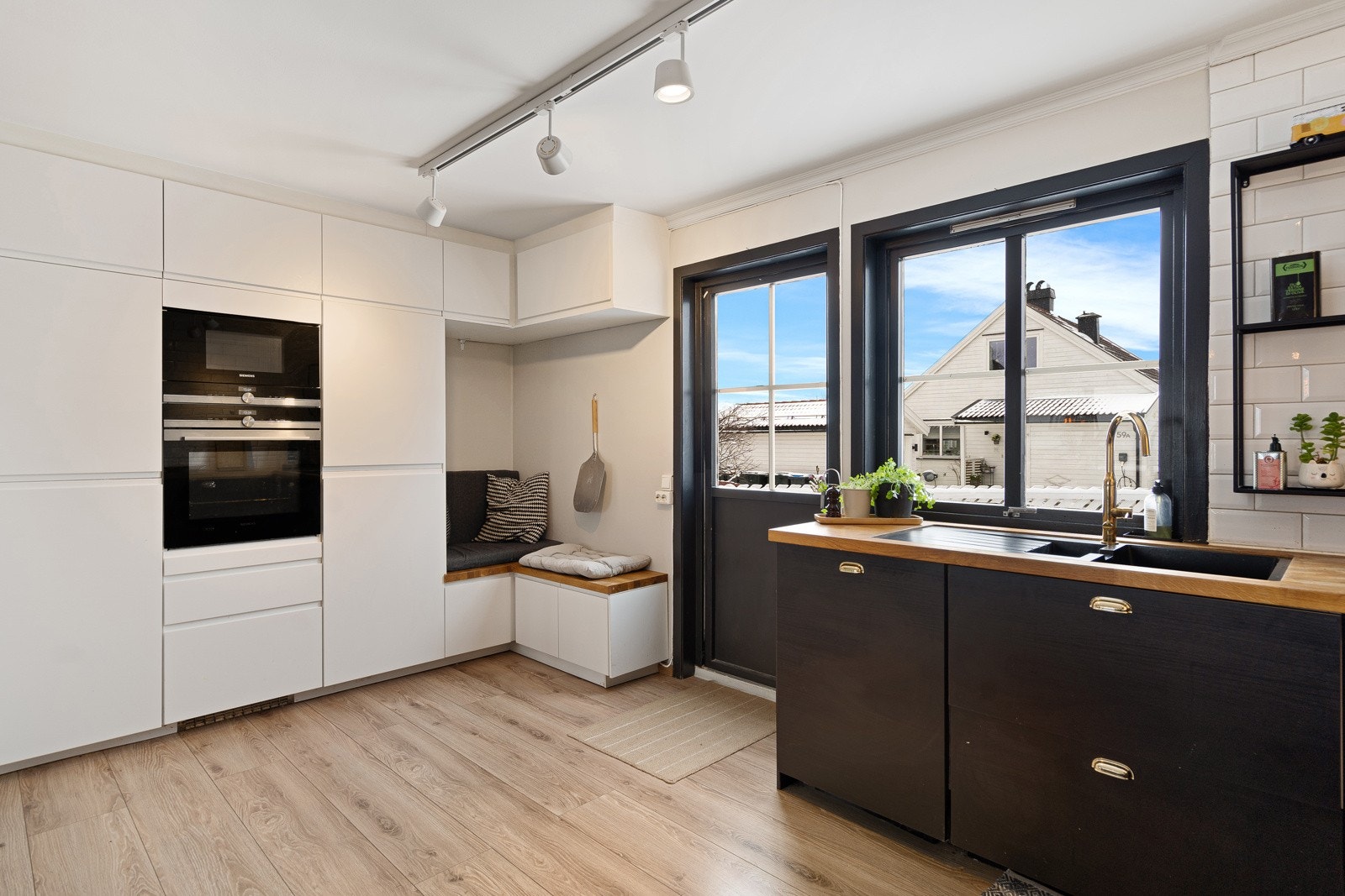 Det er etablert fin sitteplass/lese- og kosekrok på kjøkkenet Galleribilde