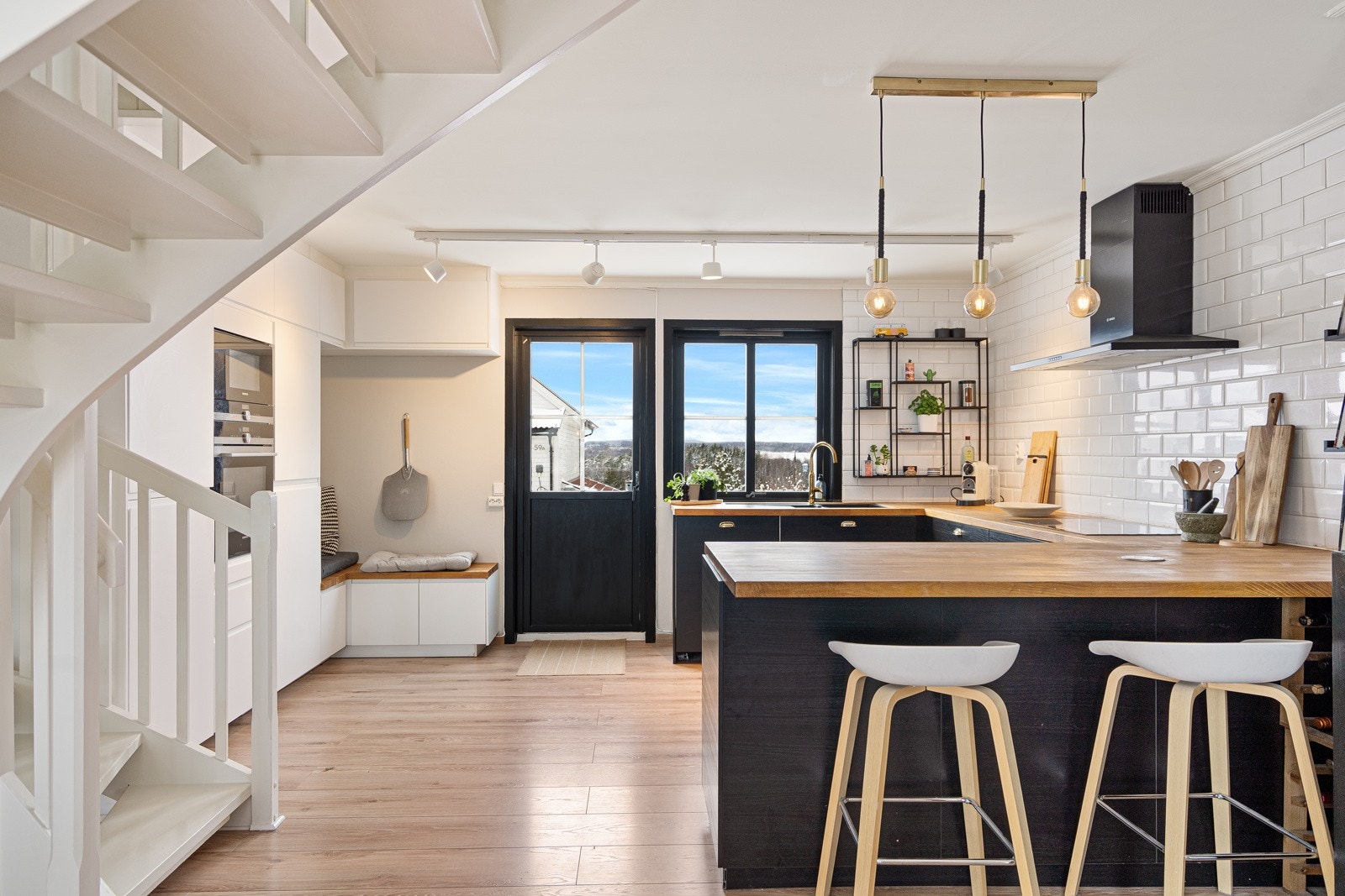 Fin sitteplass på kjøkkenet, en ideell plass for lekselesing, baking og kokkellering Galleribilde