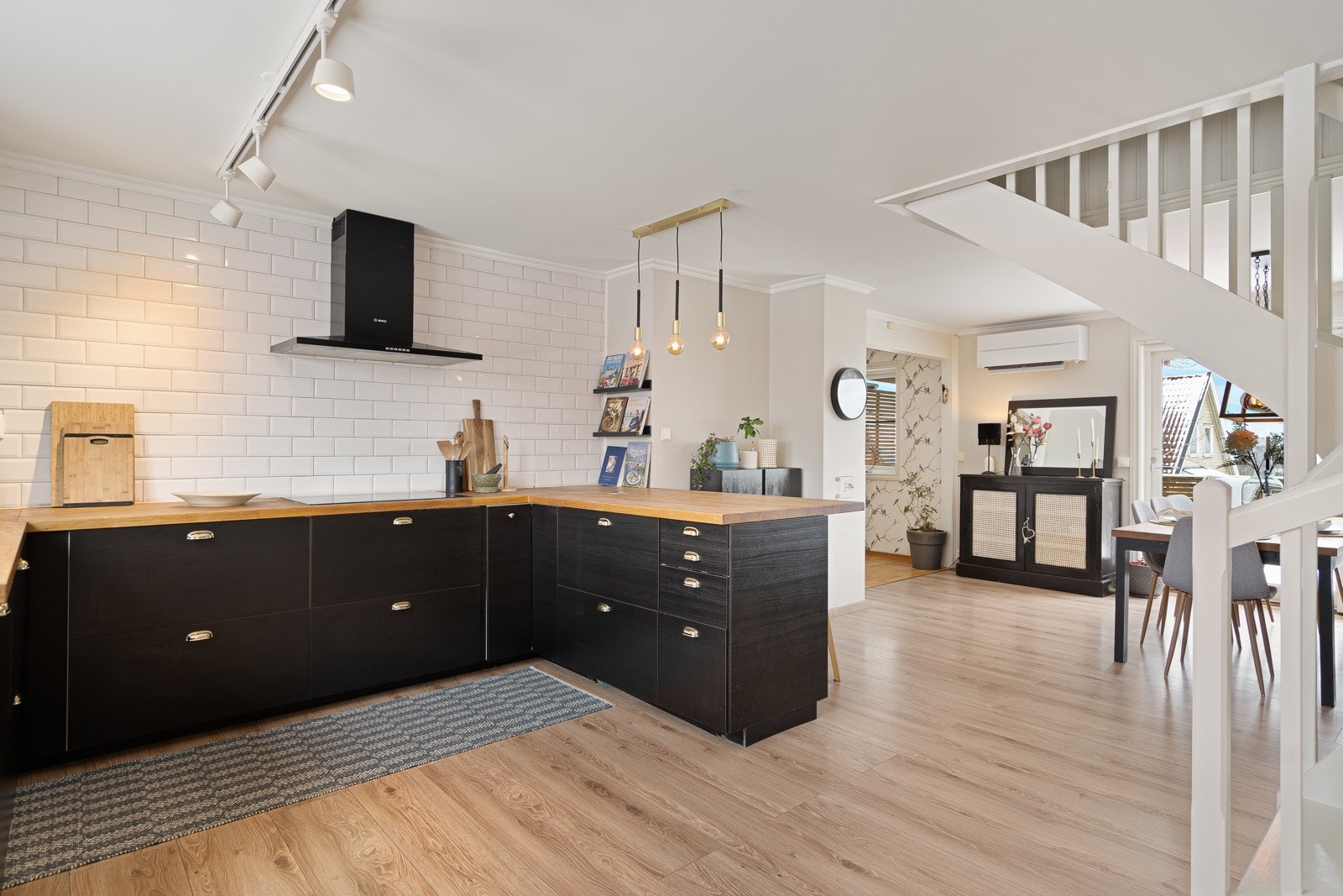 Kjøkkenet er ombygget, påkostet og modernisert Galleribilde